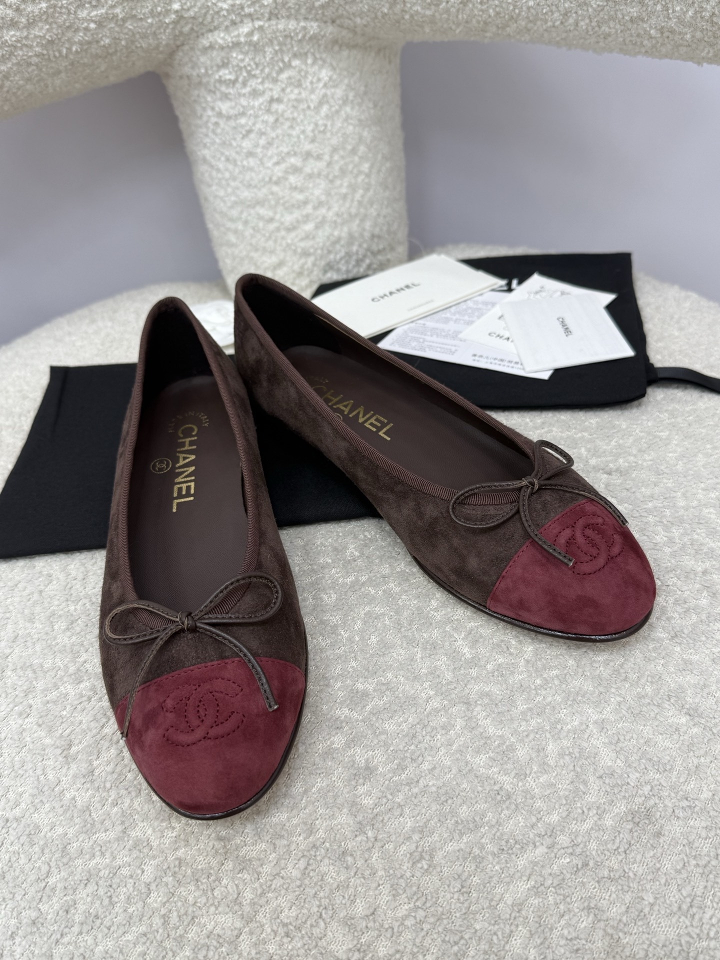 Chanel two-tone brown and burgundy suede ballerina flats with embossed CC logo and bow detail - Hình 9