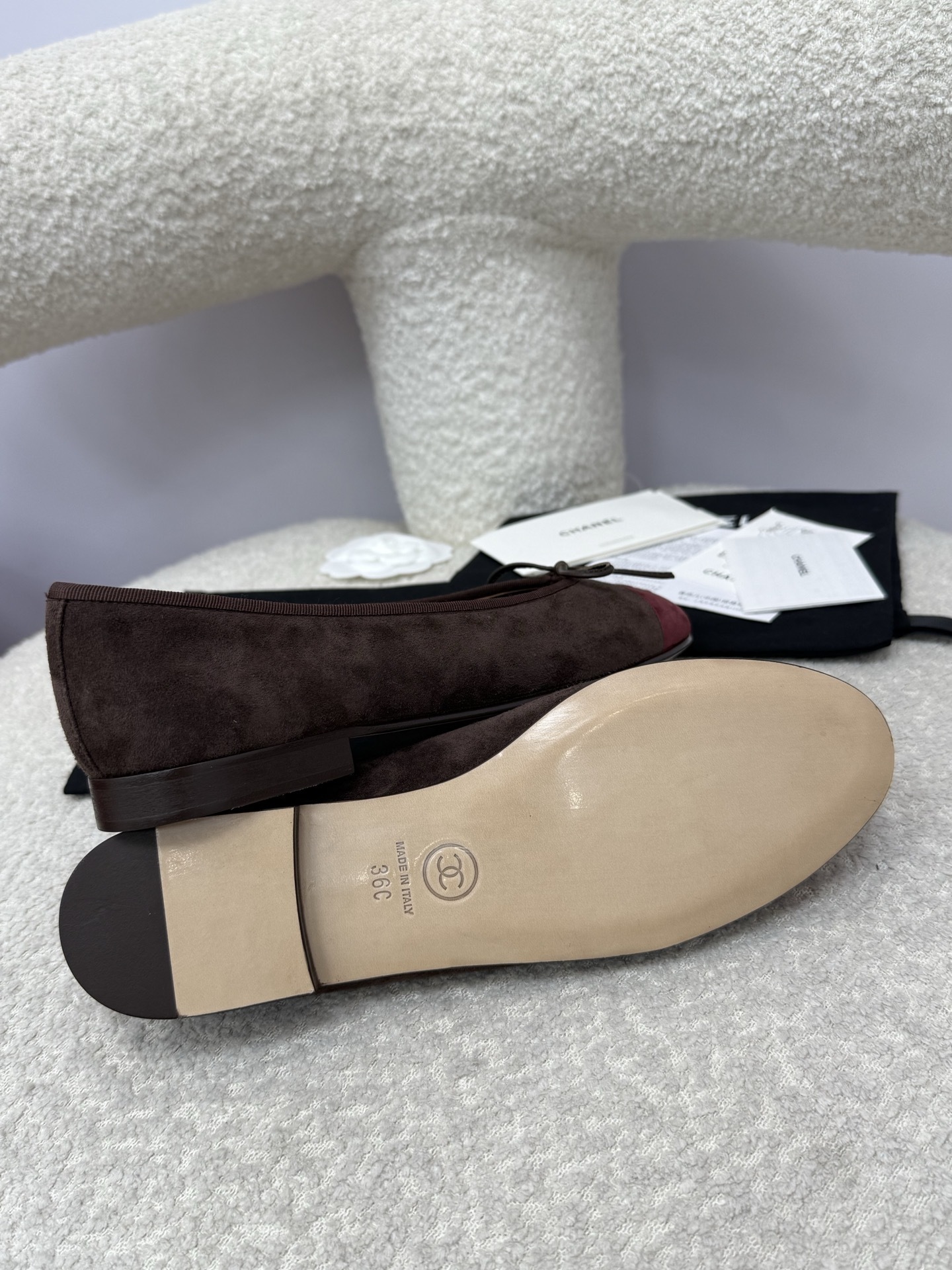 Chanel two-tone brown and burgundy suede ballerina flats with embossed CC logo and bow detail - Hình 8