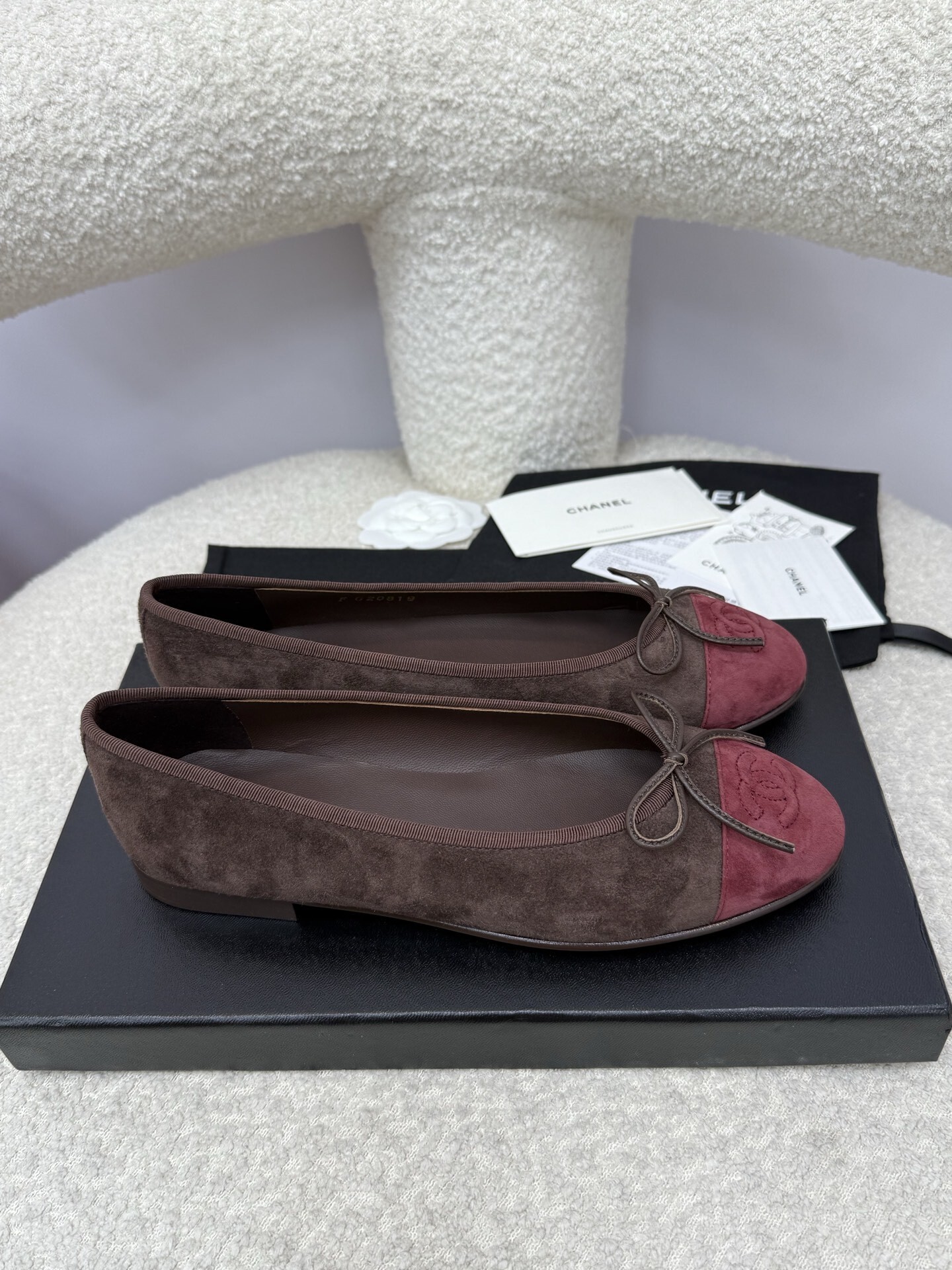 Chanel two-tone brown and burgundy suede ballerina flats with embossed CC logo and bow detail - Hình 7