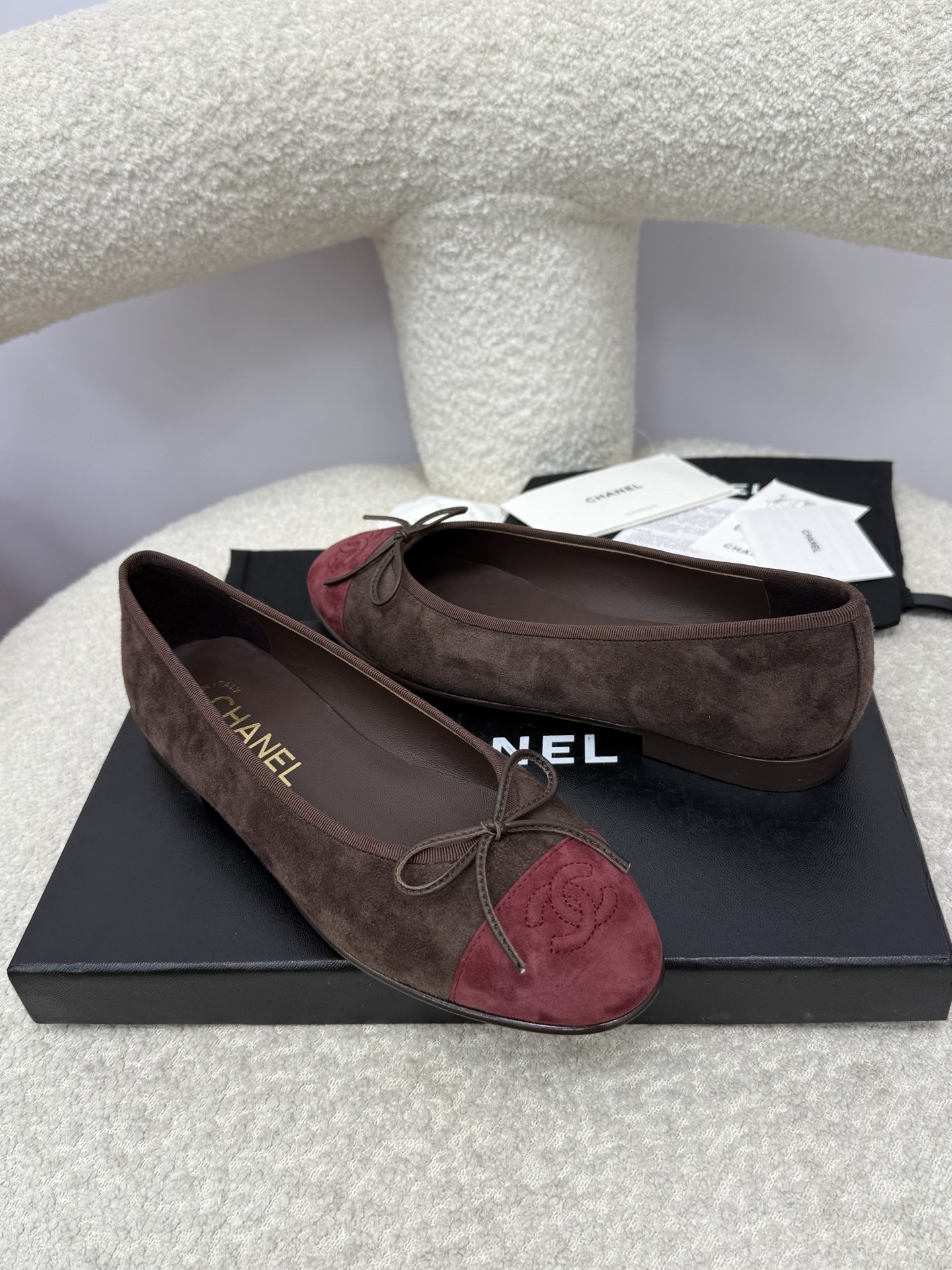 Chanel two-tone brown and burgundy suede ballerina flats with embossed CC logo and bow detail - Hình 6