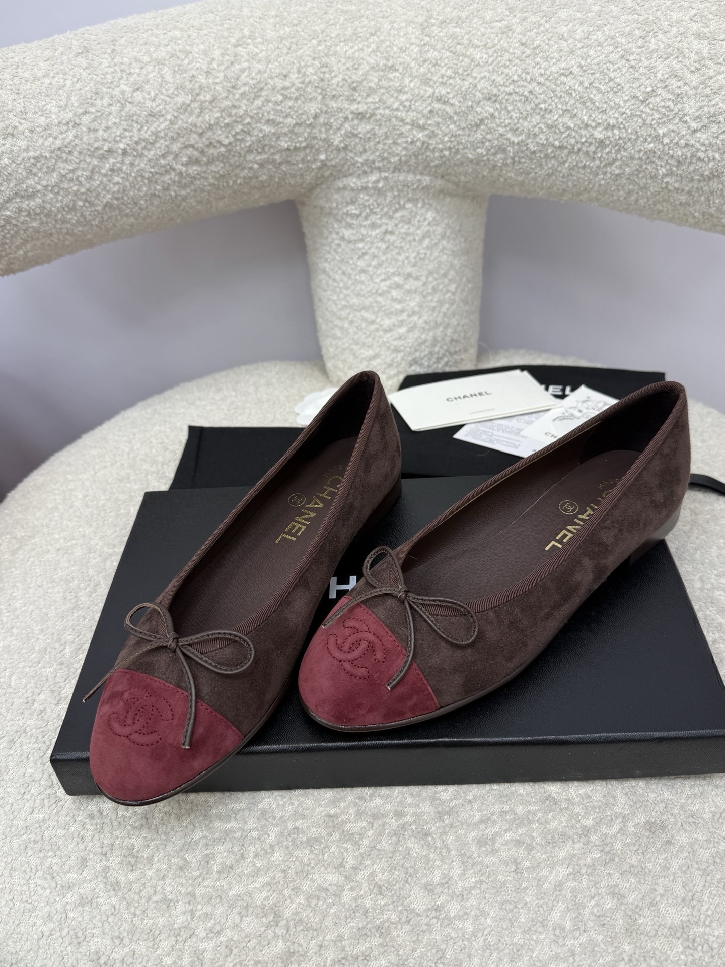 Chanel two-tone brown and burgundy suede ballerina flats with embossed CC logo and bow detail - Hình 5