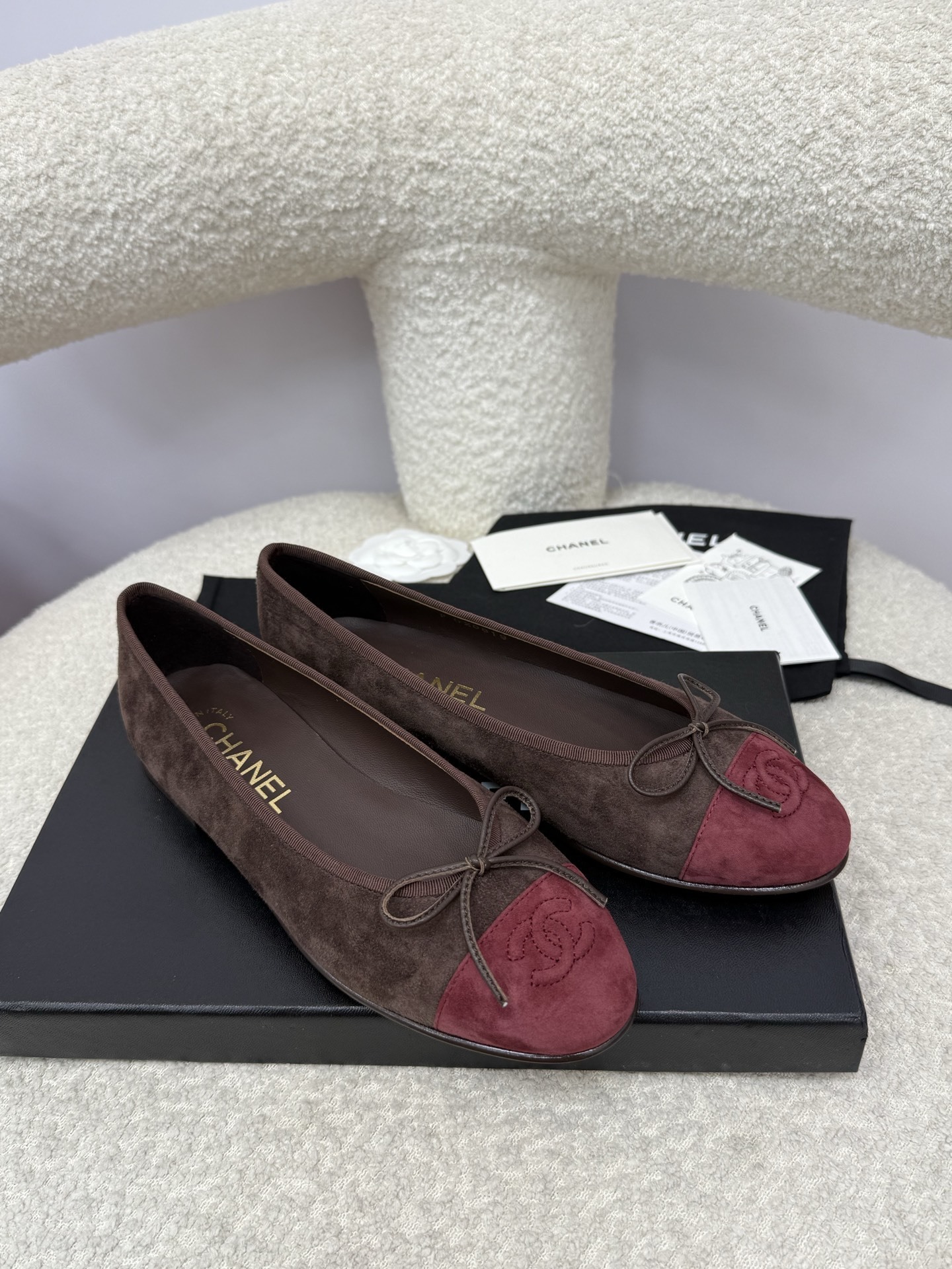 Chanel two-tone brown and burgundy suede ballerina flats with embossed CC logo and bow detail - Hình 4