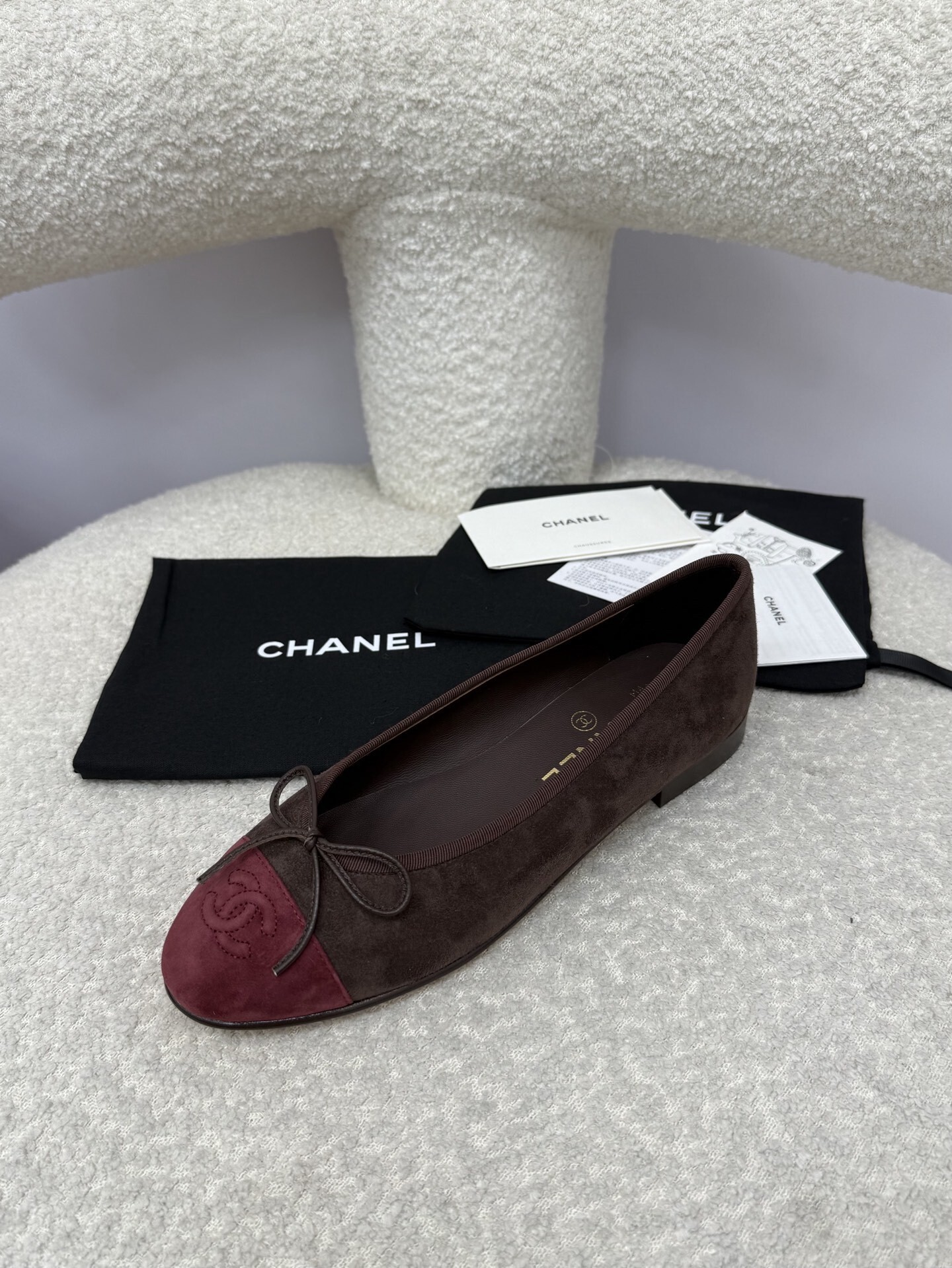 Chanel two-tone brown and burgundy suede ballerina flats with embossed CC logo and bow detail - Hình 3