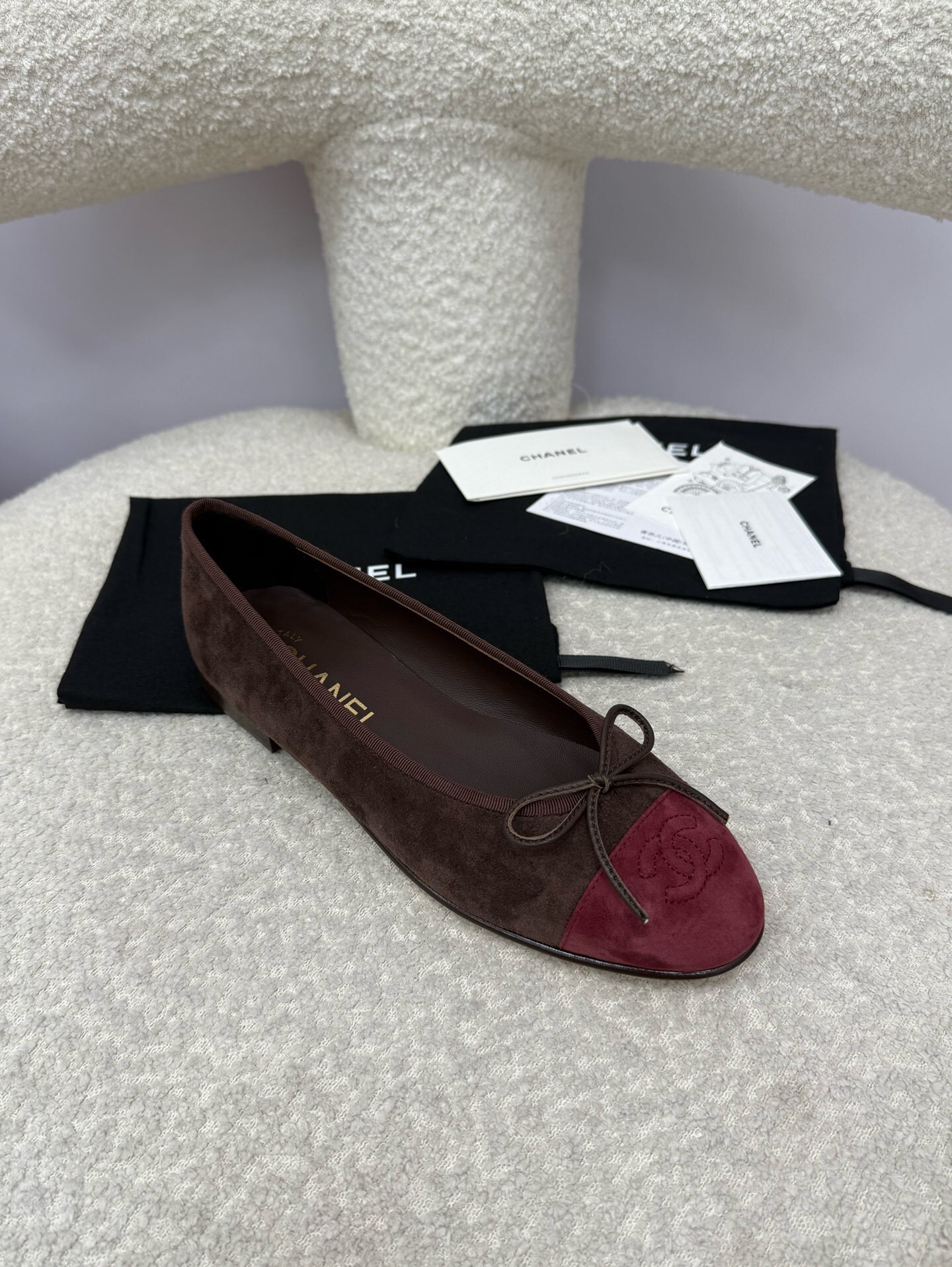 Chanel two-tone brown and burgundy suede ballerina flats with embossed CC logo and bow detail - Hình 2