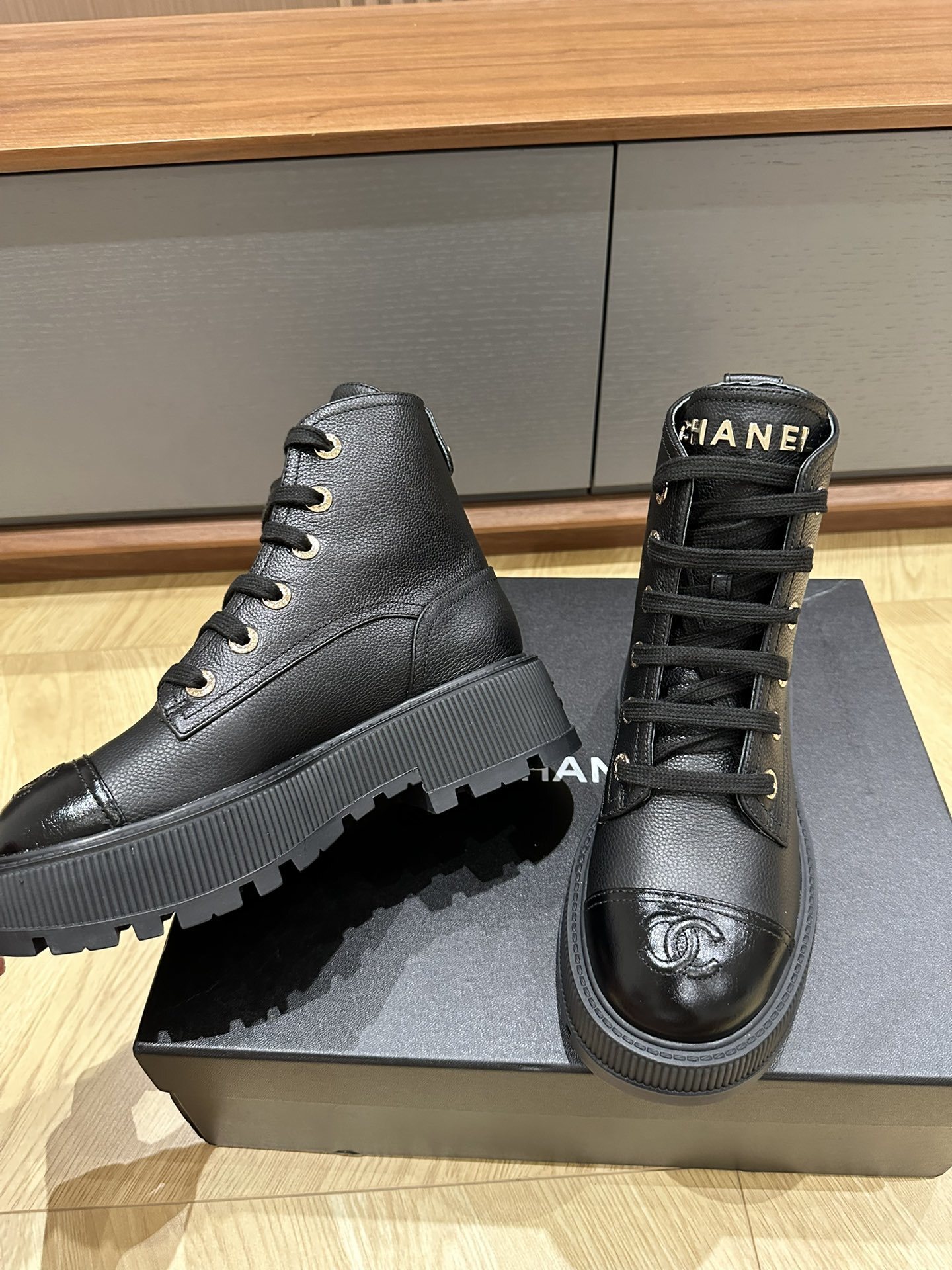 Chanel black leather lace-up combat boots with gold lettering on the tongue and CC logo on the patent toe cap - Hình 6