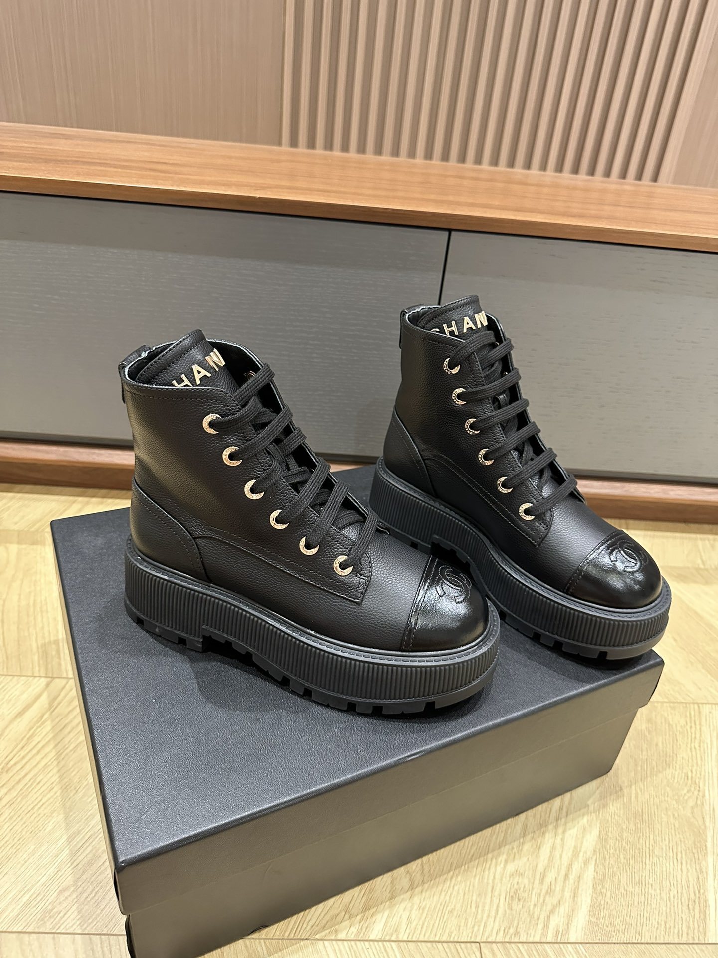 Chanel black leather lace-up combat boots with gold lettering on the tongue and CC logo on the patent toe cap - Hình 3