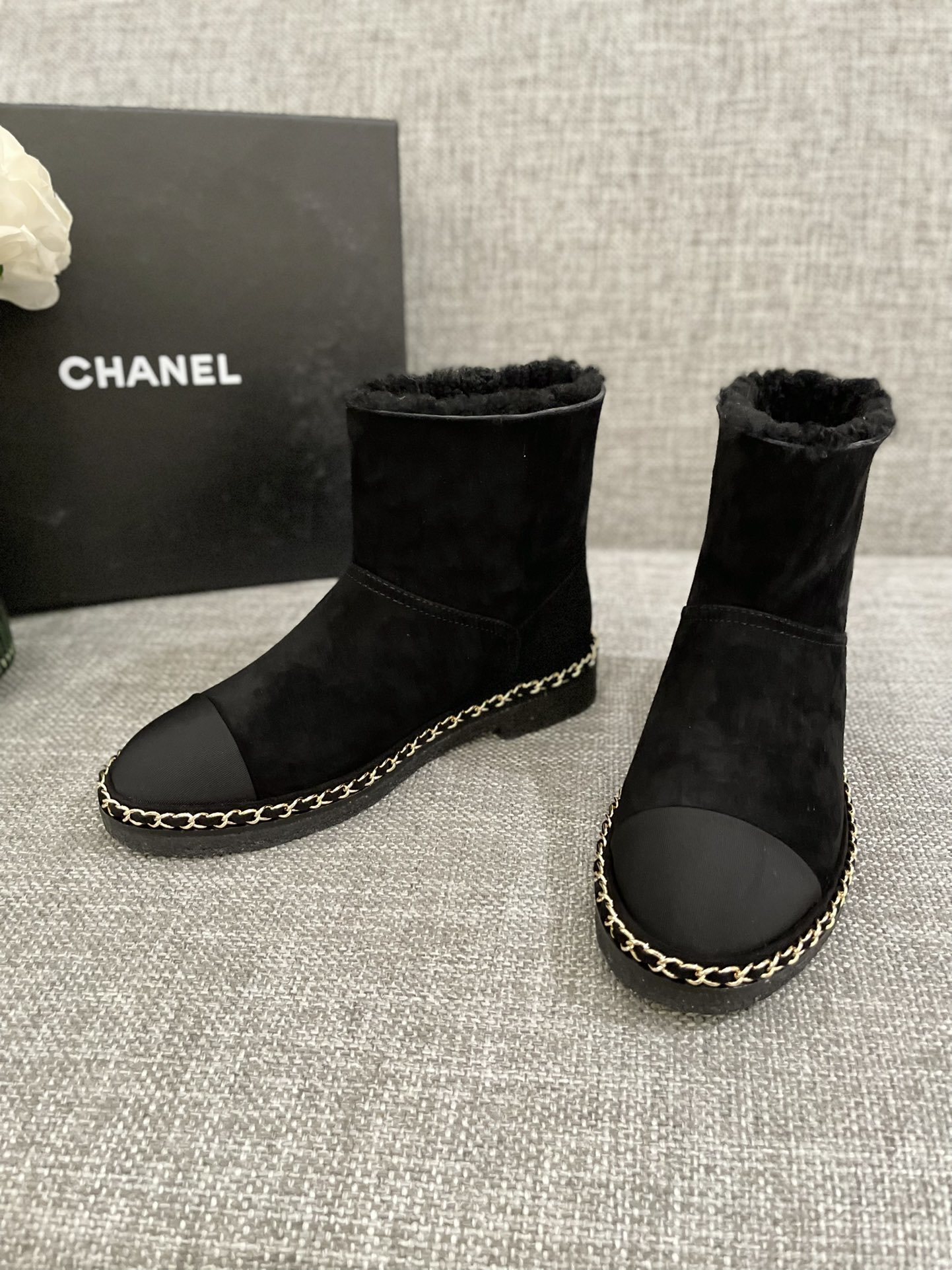 Pair of black Chanel suede ankle boots with shearling lining and gold chain trim around the sole - Hình 8