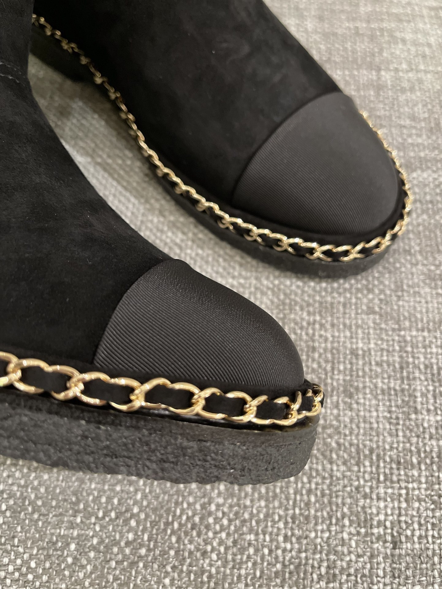Pair of black Chanel suede ankle boots with shearling lining and gold chain trim around the sole - Hình 5