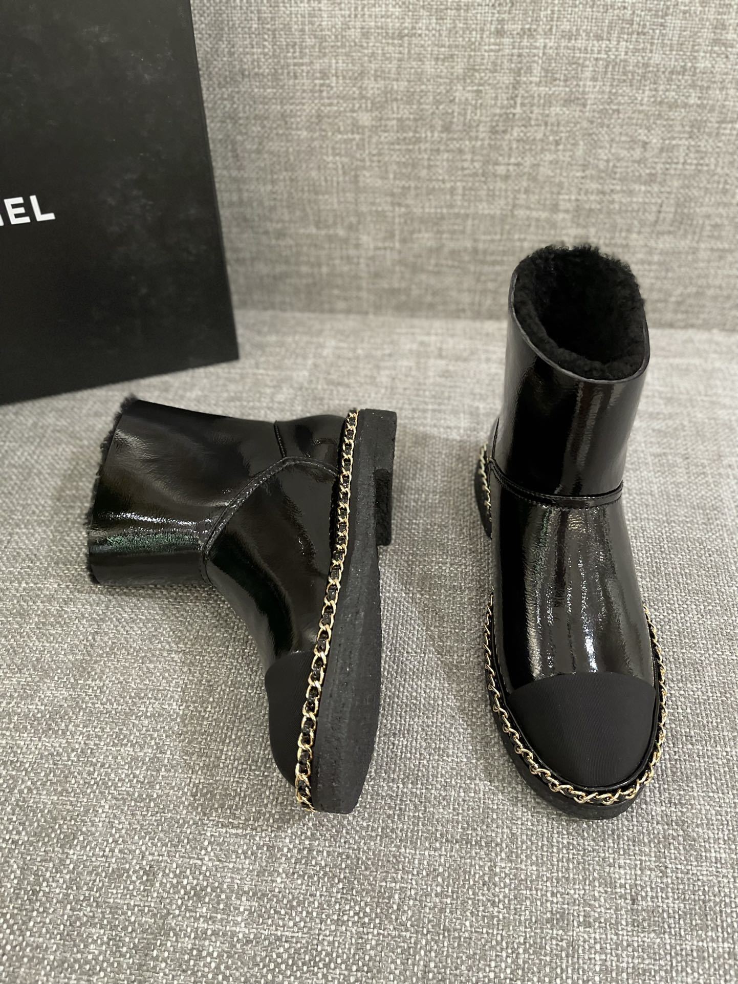Pair of Chanel black patent leather ankle boots with shearling lining and gold chain sole detail - Hình 8
