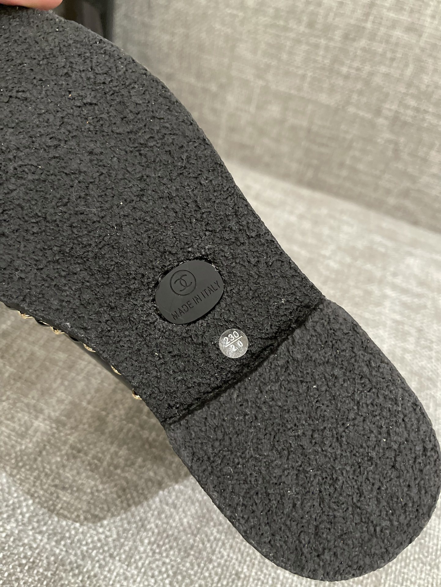 Pair of Chanel black patent leather ankle boots with shearling lining and gold chain sole detail - Hình 7