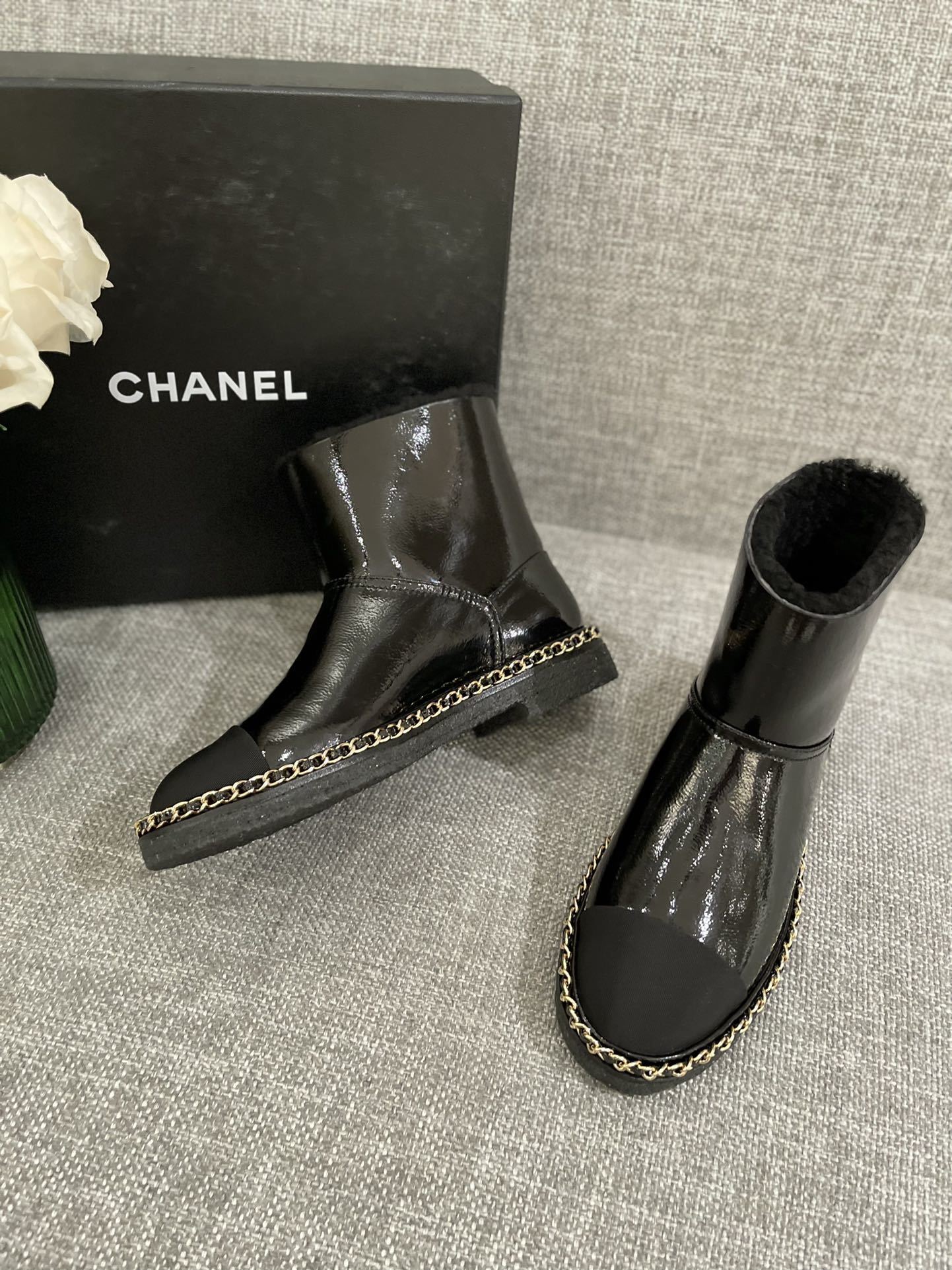 Pair of Chanel black patent leather ankle boots with shearling lining and gold chain sole detail - Hình 4