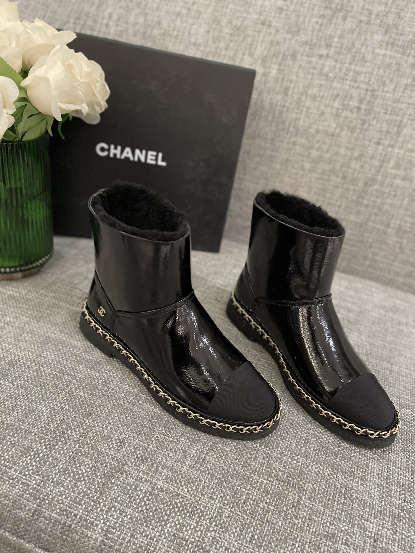 Pair of Chanel black patent leather ankle boots with shearling lining and gold chain sole detail - Hình 2