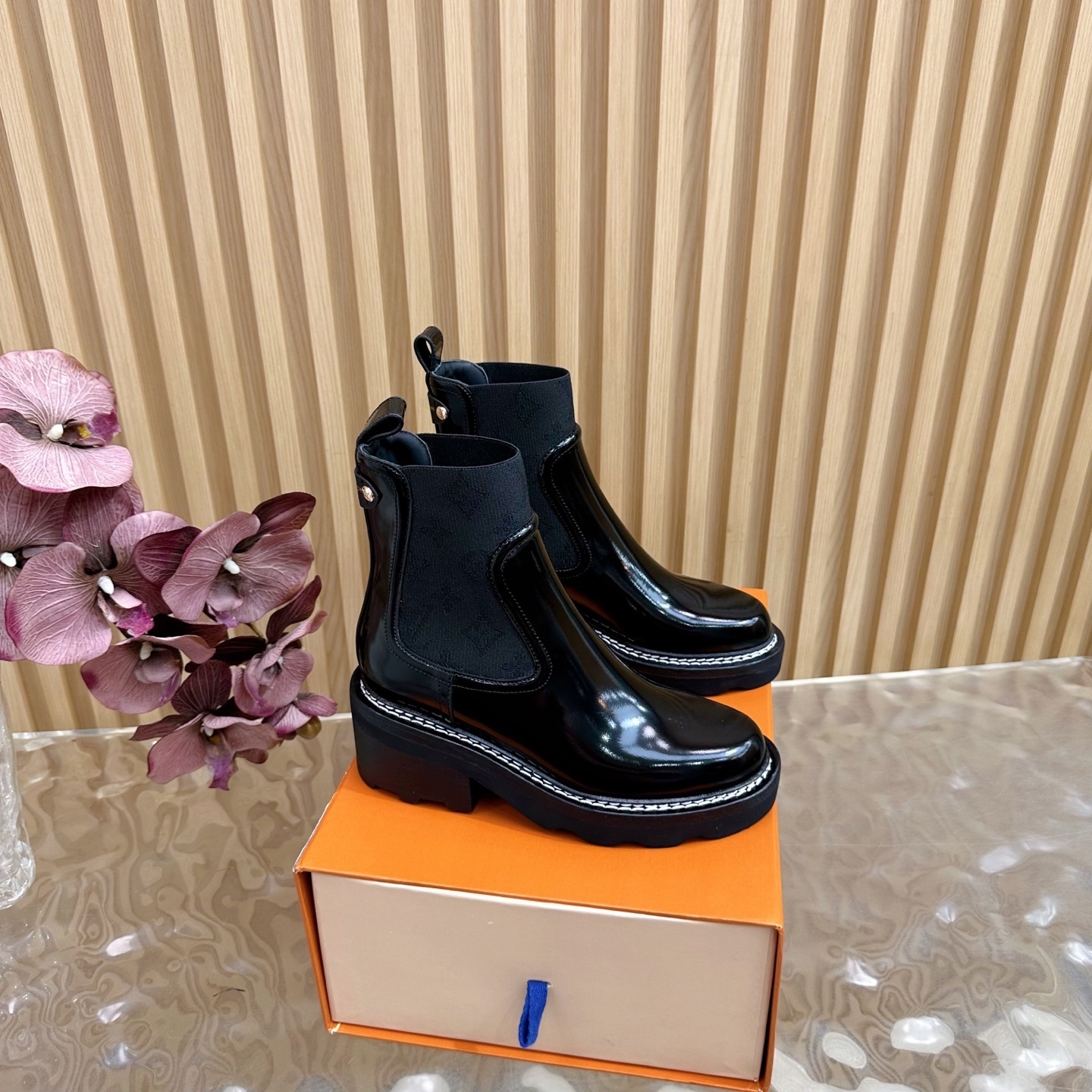 Women’s Glossy Black Chunky Chelsea Boots – Patent Leather Platform