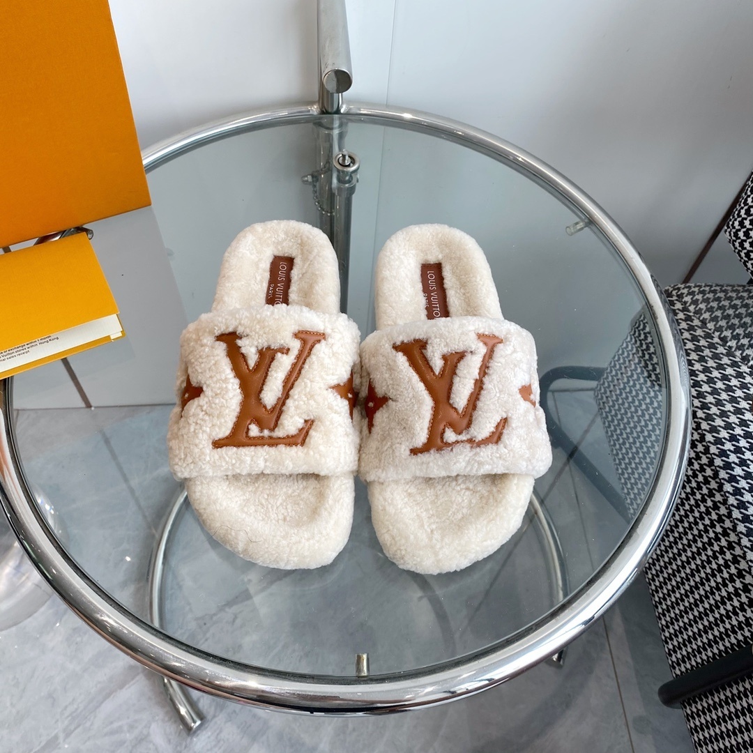 Louis Vuitton White Shearling Slides – Luxury LV Comfort Slippers
