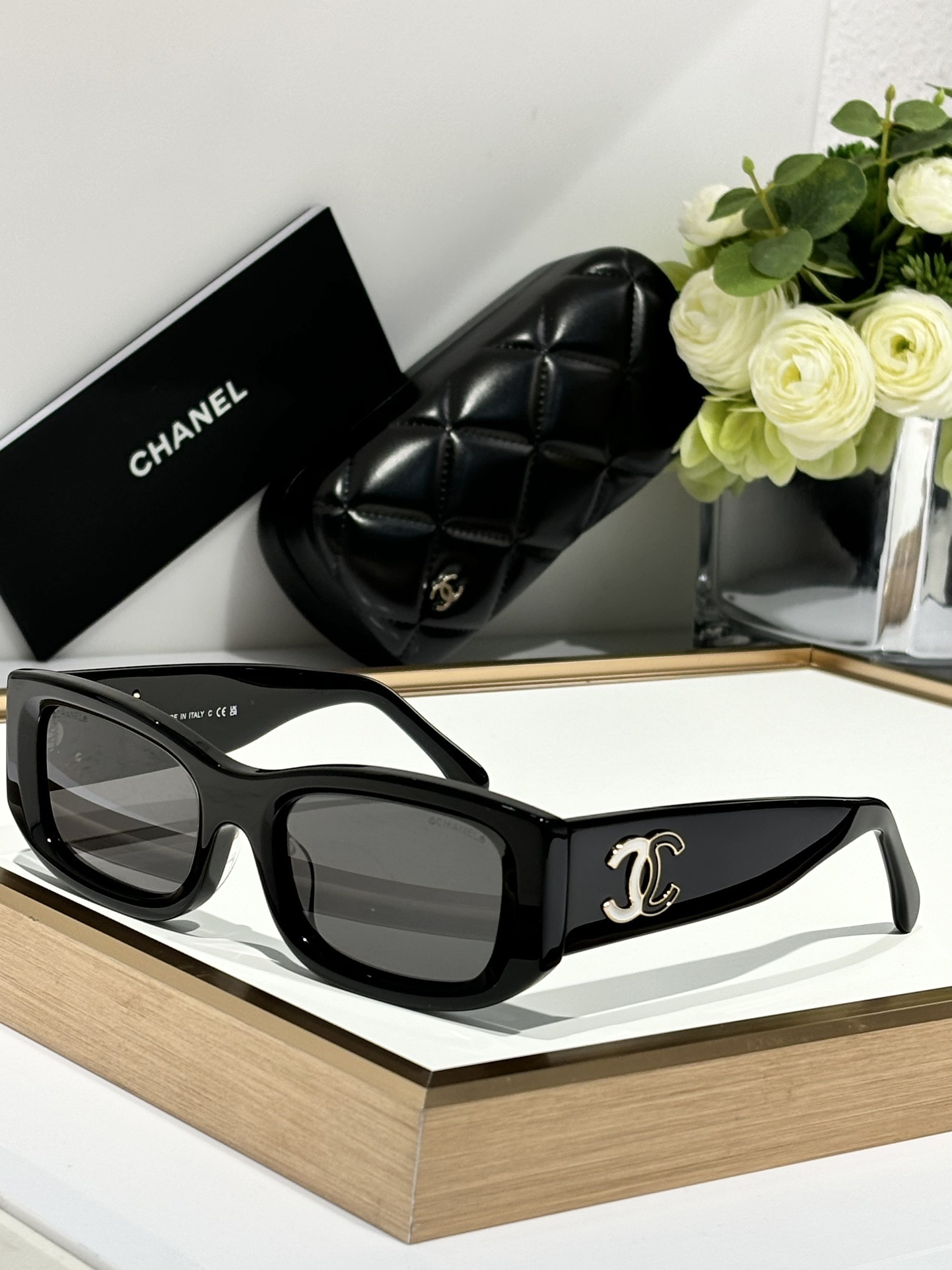 Chanel Black Rectangular Sunglasses – Elegant Two-Tone CC Logo