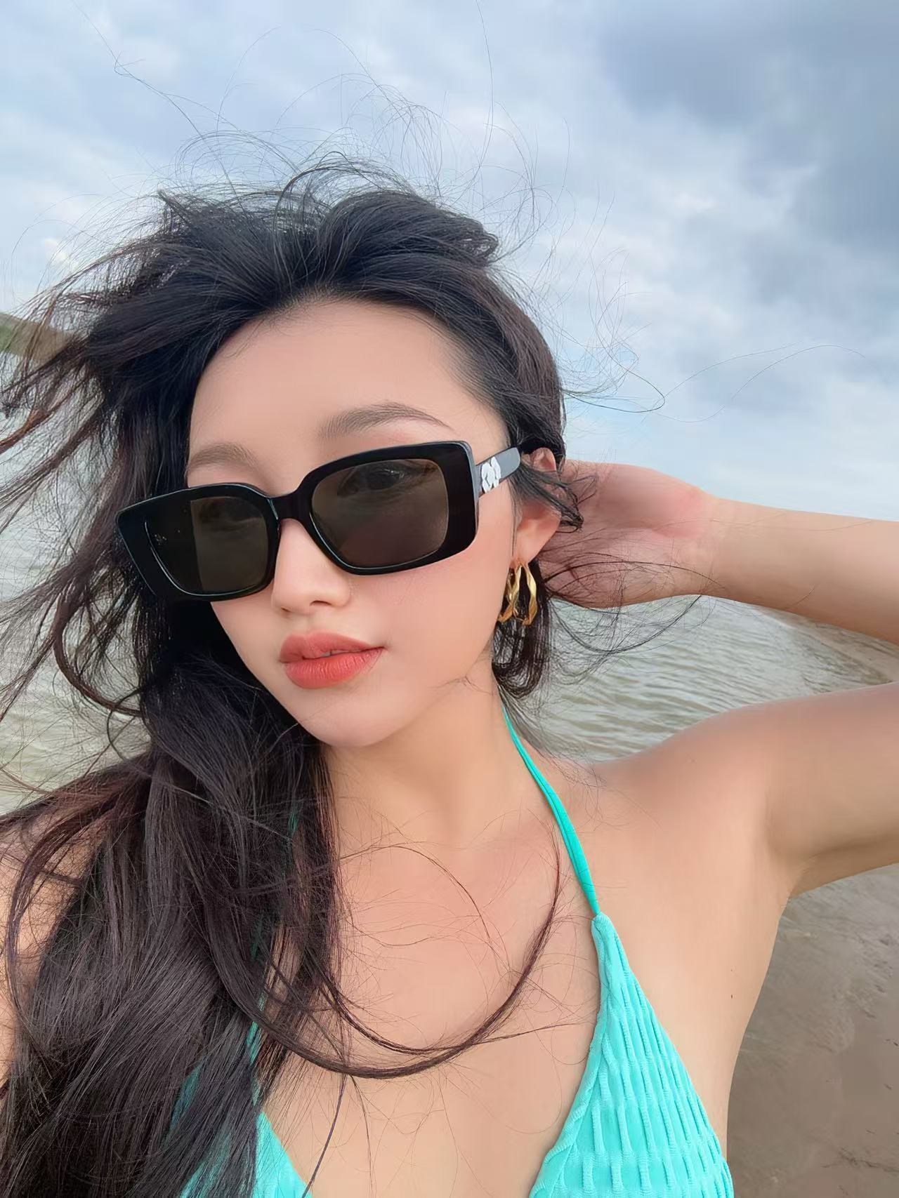 Women’s Vintage Rectangle Sunglasses – Black Frame with Flower Detail