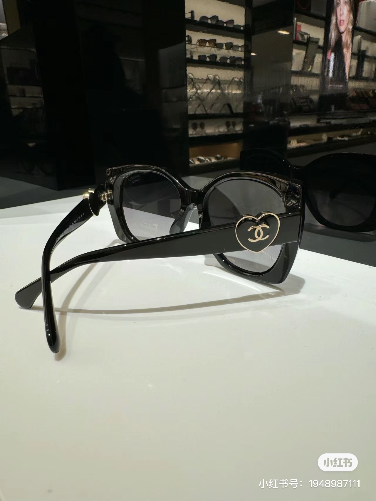 Luxury Women's Oversized Heart Logo Sunglasses - Elegant Black