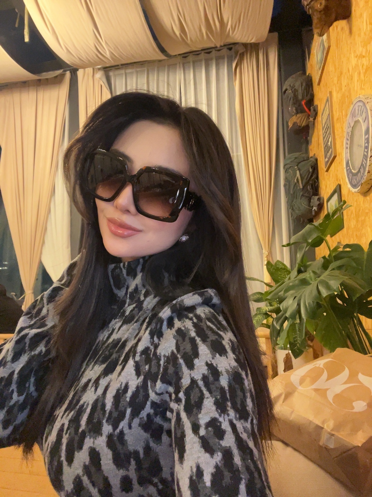 Women's Oversized Square Sunglasses - Trendy Black Frame Luxury Style