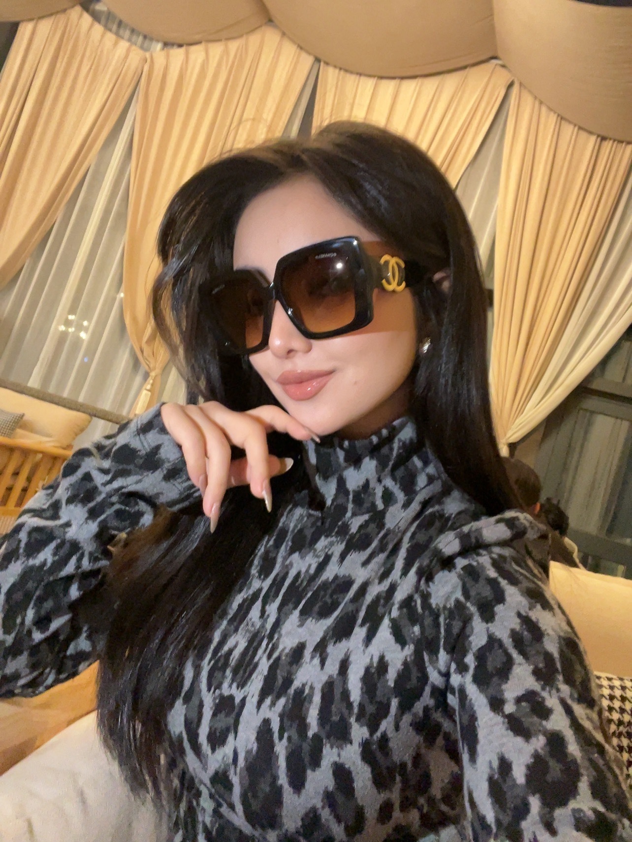 Women's Oversized Square Sunglasses - Trendy Black Frame Luxury Style