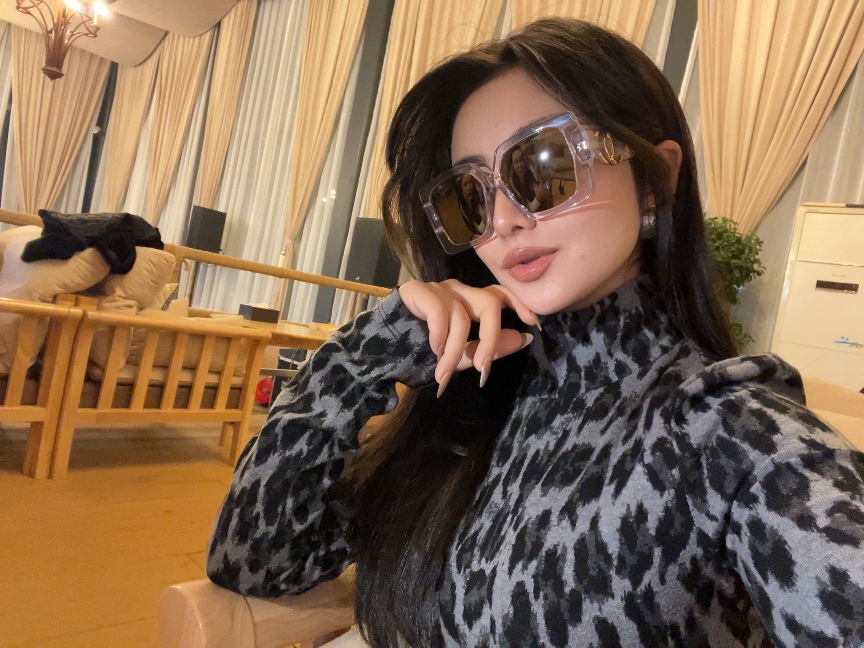 Women's Oversized Square Sunglasses - Trendy Black Frame Luxury Style