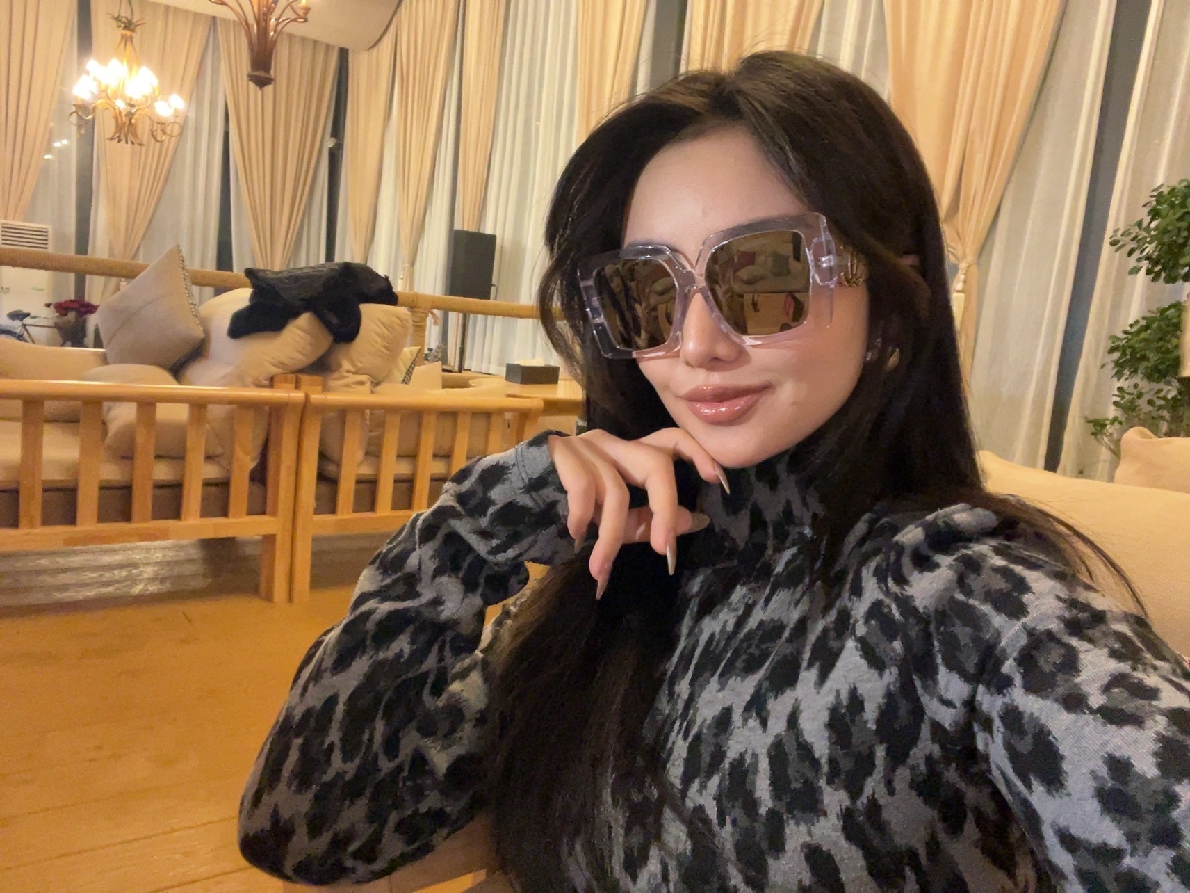 Women's Oversized Square Sunglasses - Trendy Black Frame Luxury Style