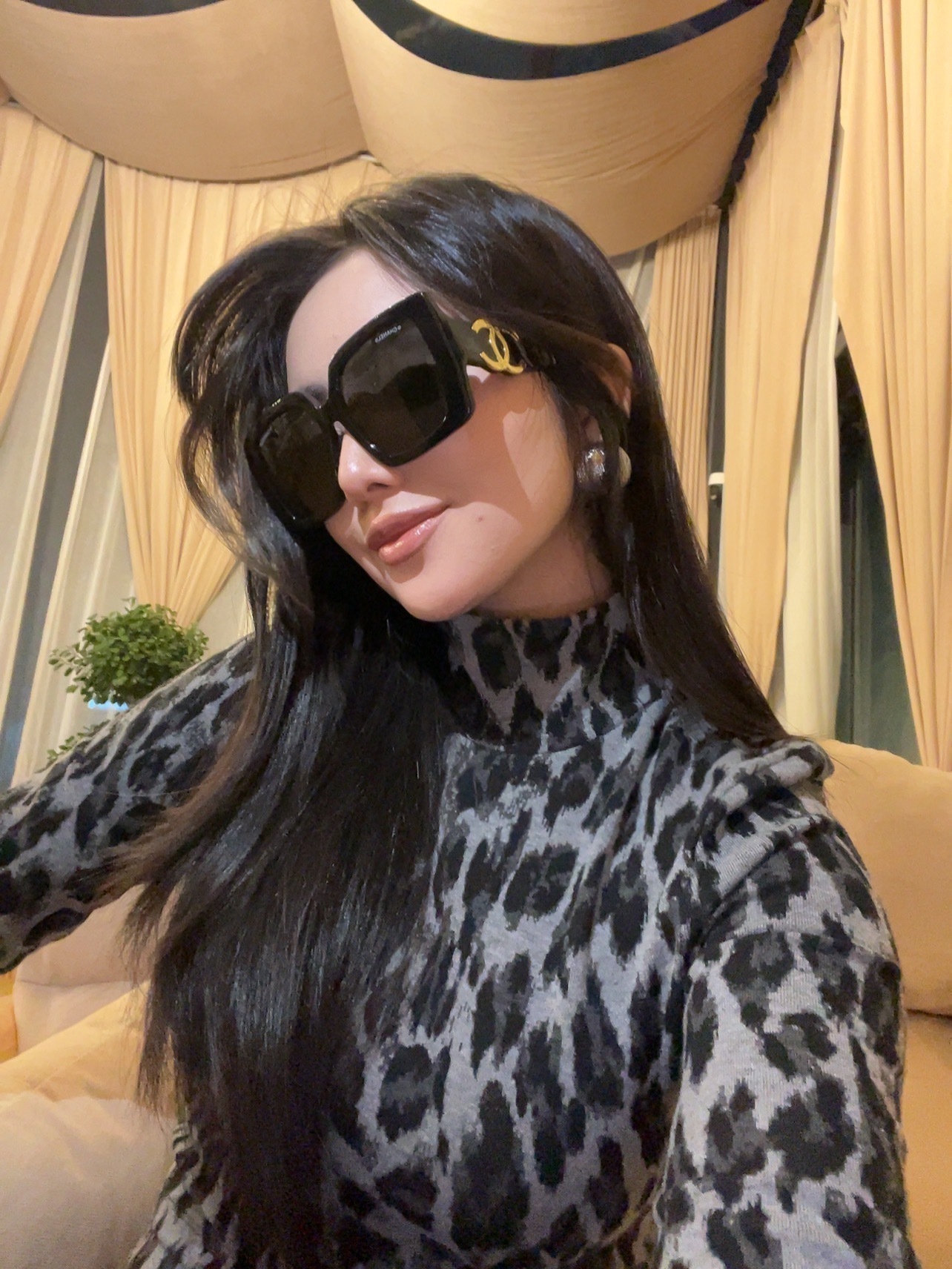 Women's Oversized Square Sunglasses - Trendy Black Frame Luxury Style