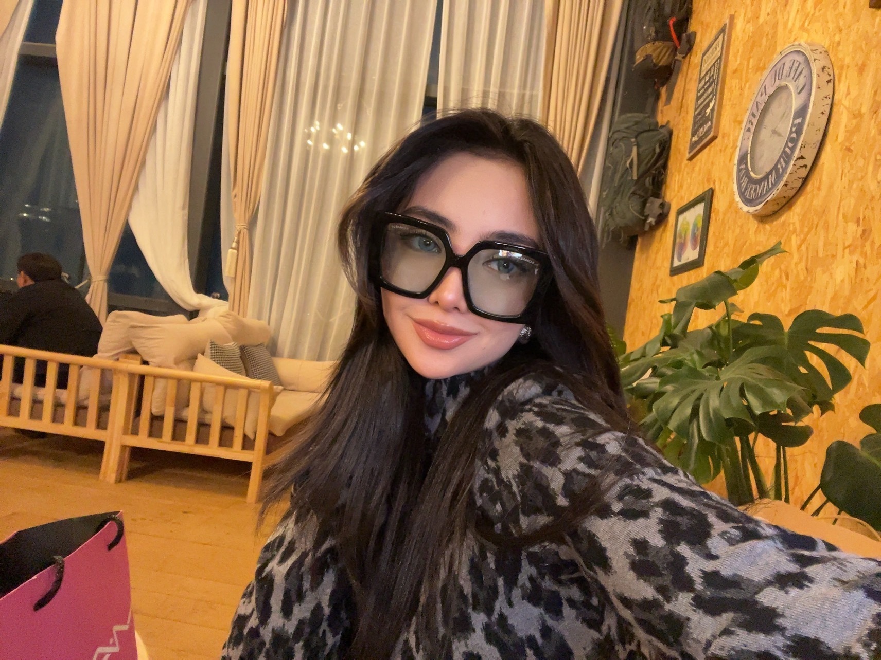 Women's Oversized Square Sunglasses - Trendy Black Frame Luxury Style