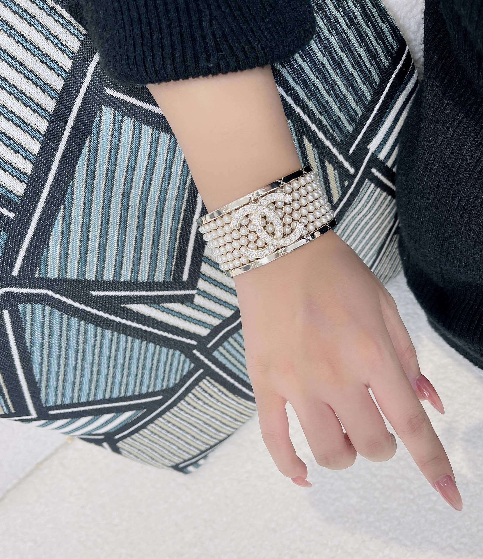 Chanel 2024/25 Metiers d'Art Pearl & Crystal Wide Cuff Bracelet Gold