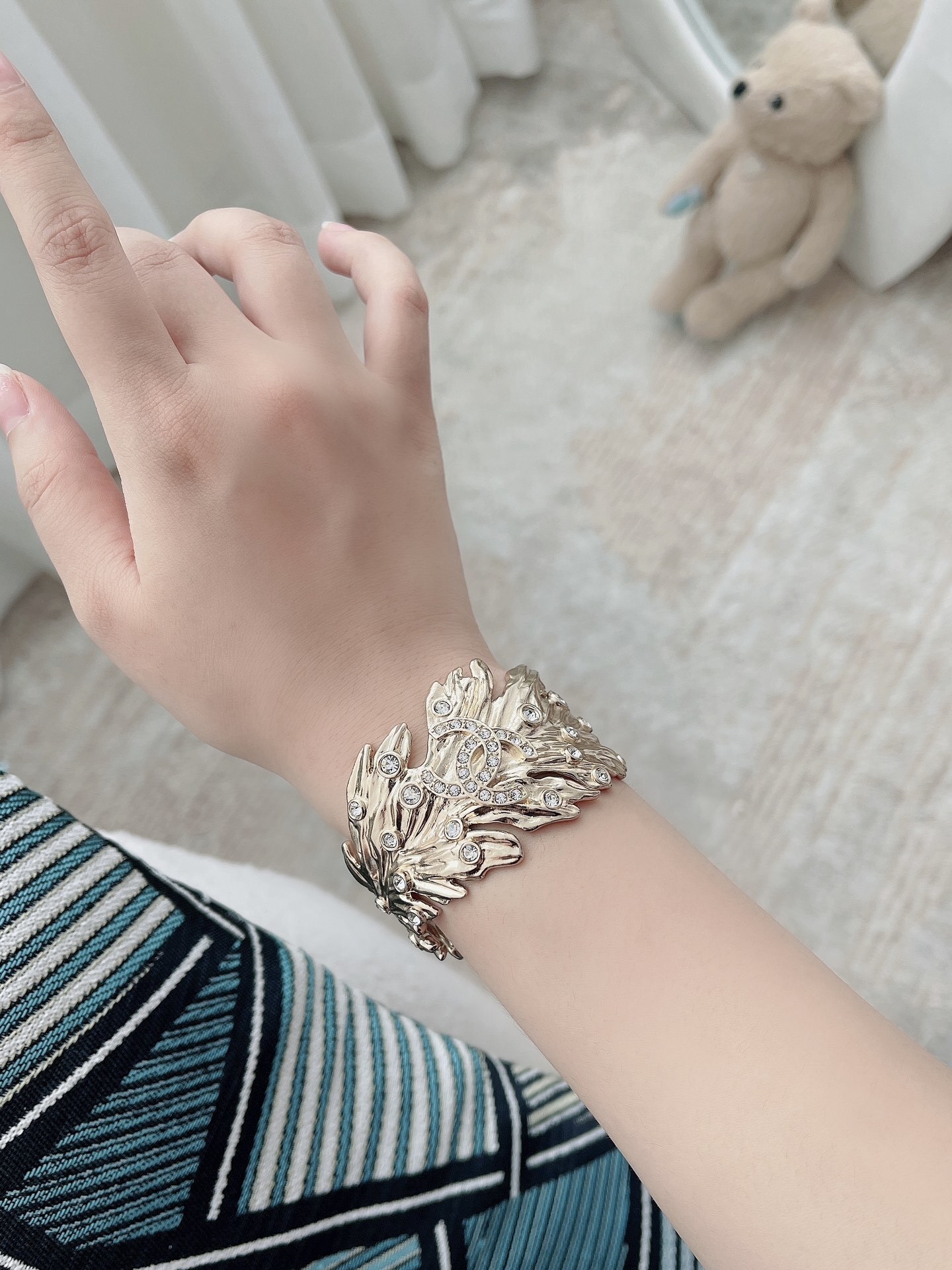 Chanel 2025 Spring/Summer Gold Leaf Wide Cuff Bangle with Crystals