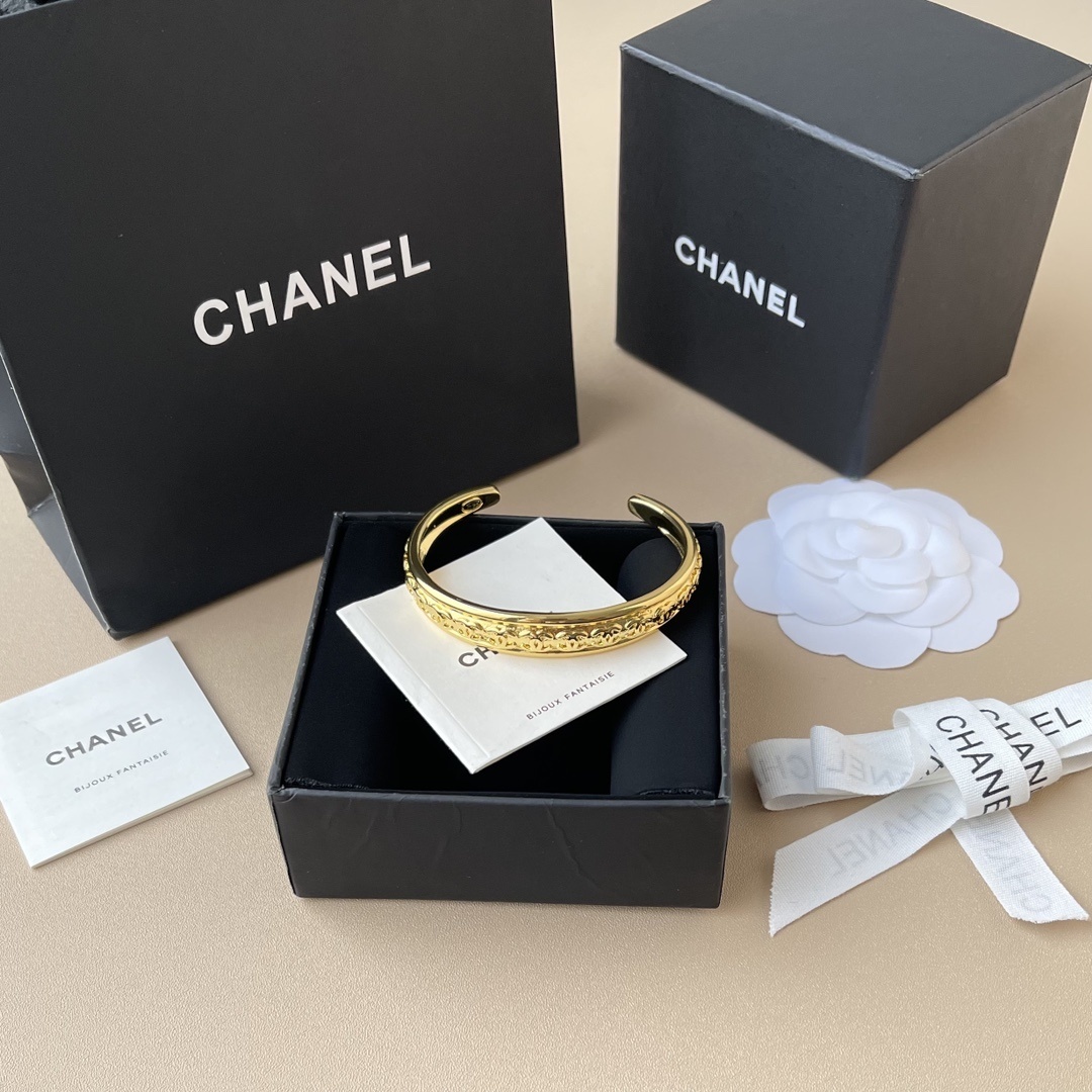 Luxury Gold CC Logo Cuff Bracelet - Elegant Designer Jewelry Gift