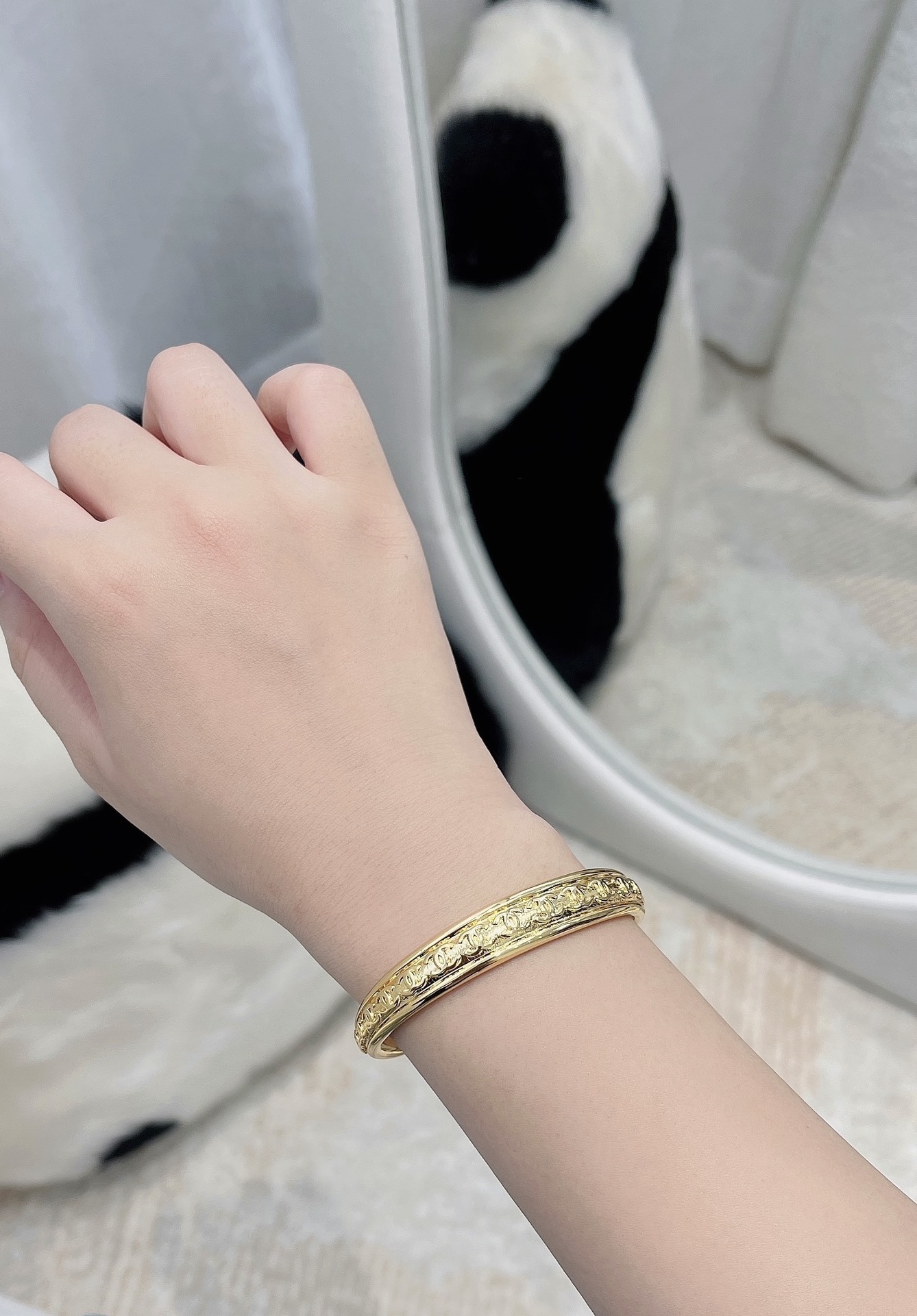 Luxury Gold CC Logo Cuff Bracelet – Elegant Designer Jewelry Gift