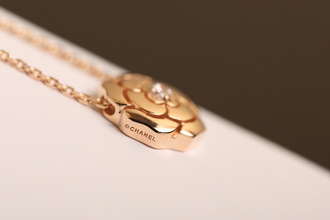 Chanel Extrait de Camélia Necklace 18K Rose Gold with Diamond