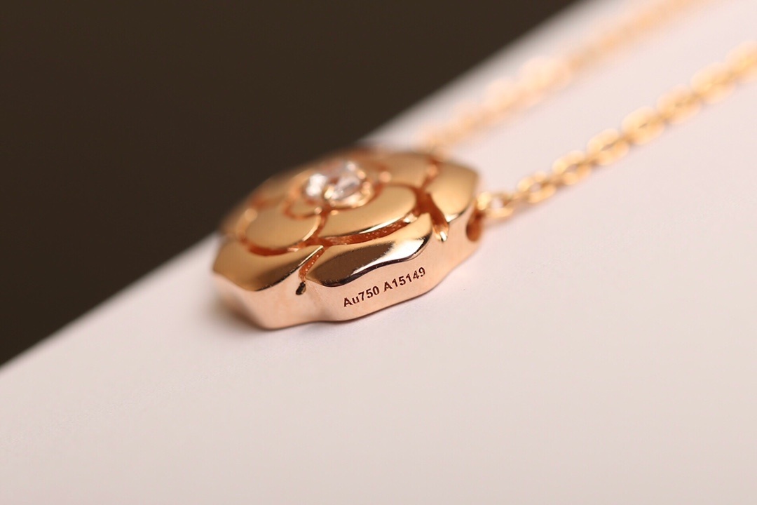 Chanel Extrait de Camélia Necklace 18K Rose Gold with Diamond