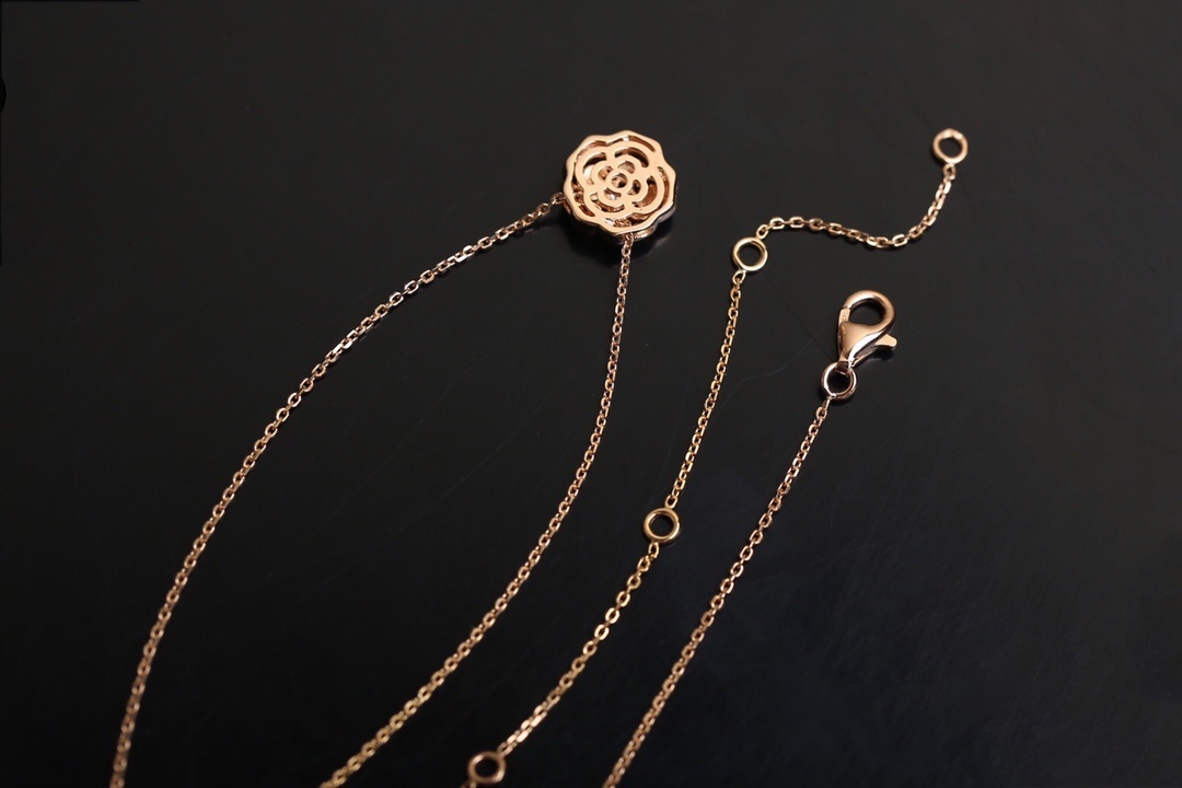 Chanel Extrait de Camélia Necklace 18K Rose Gold with Diamond