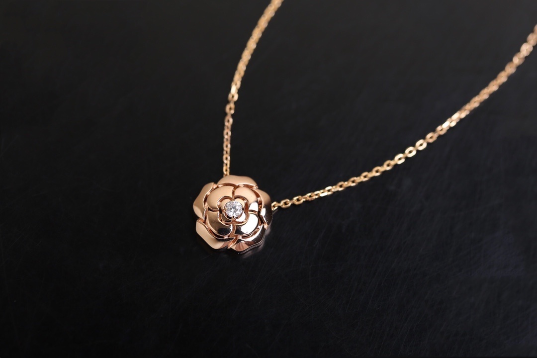 Chanel Extrait de Camélia Necklace 18K Rose Gold with Diamond