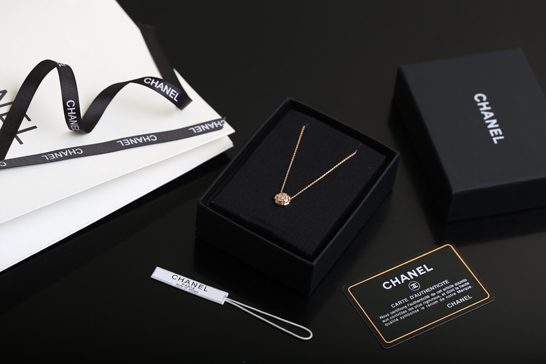 Chanel Extrait de Camélia Necklace 18K Rose Gold with Diamond