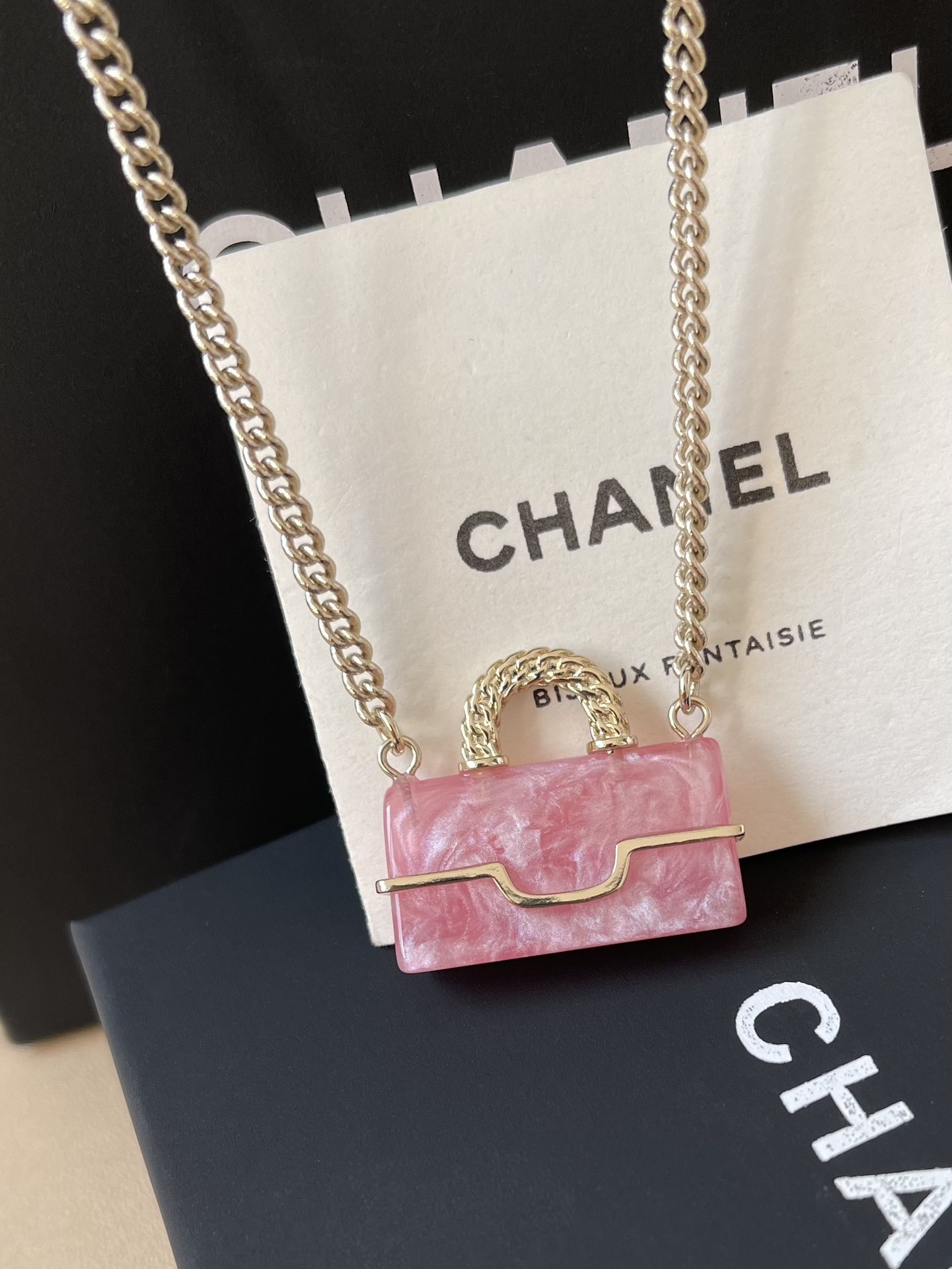 Luxury Pink Marble Handbag Pendant Necklace - Gold Chain Jewelry