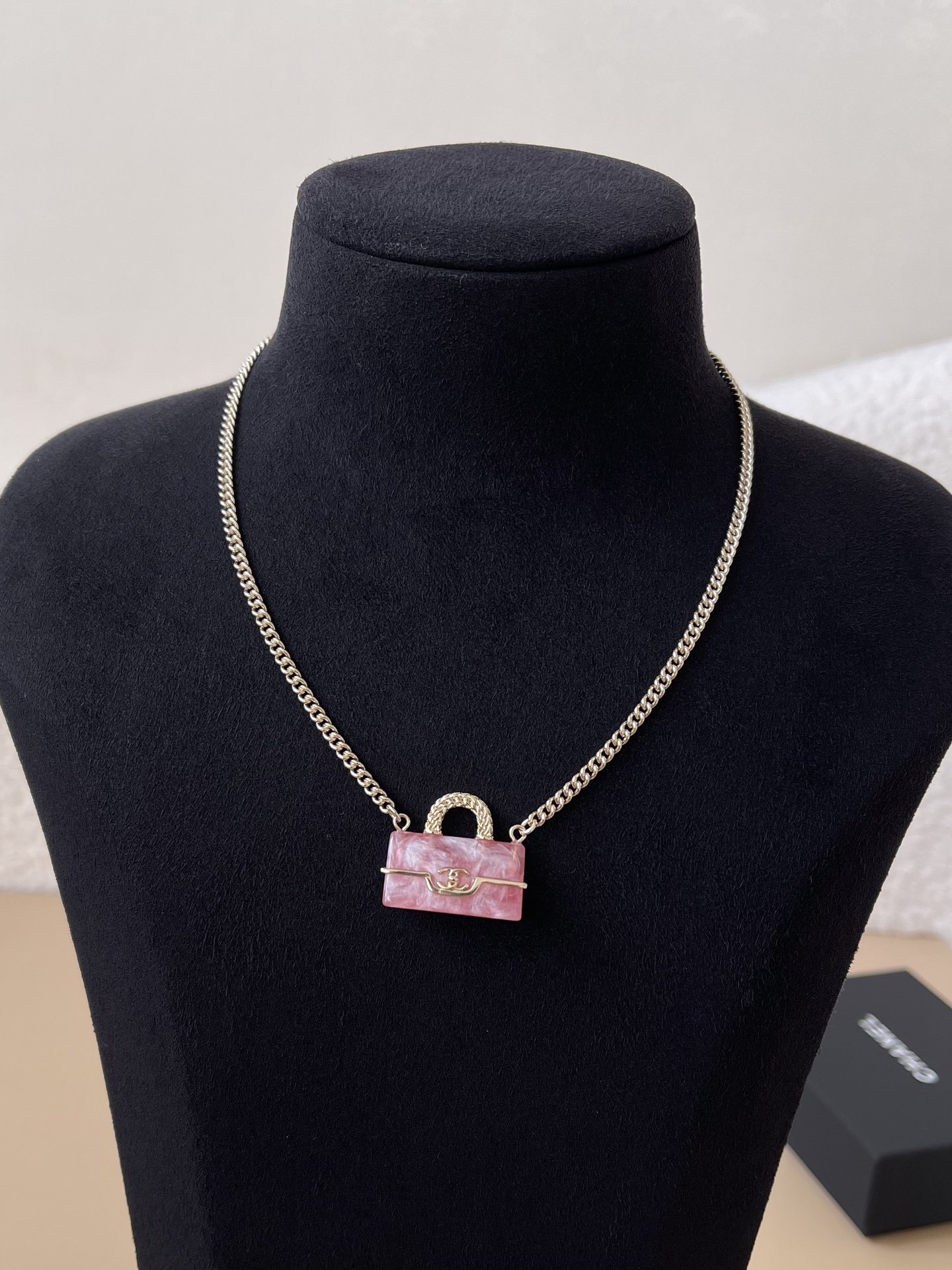 Luxury Pink Marble Handbag Pendant Necklace - Gold Chain Jewelry