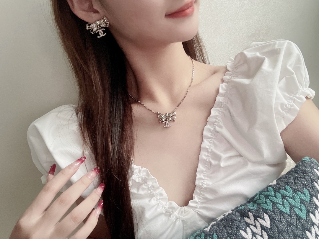 Luxury Gold Ribbon Bow Necklace with Crystal CC Logo Pendant