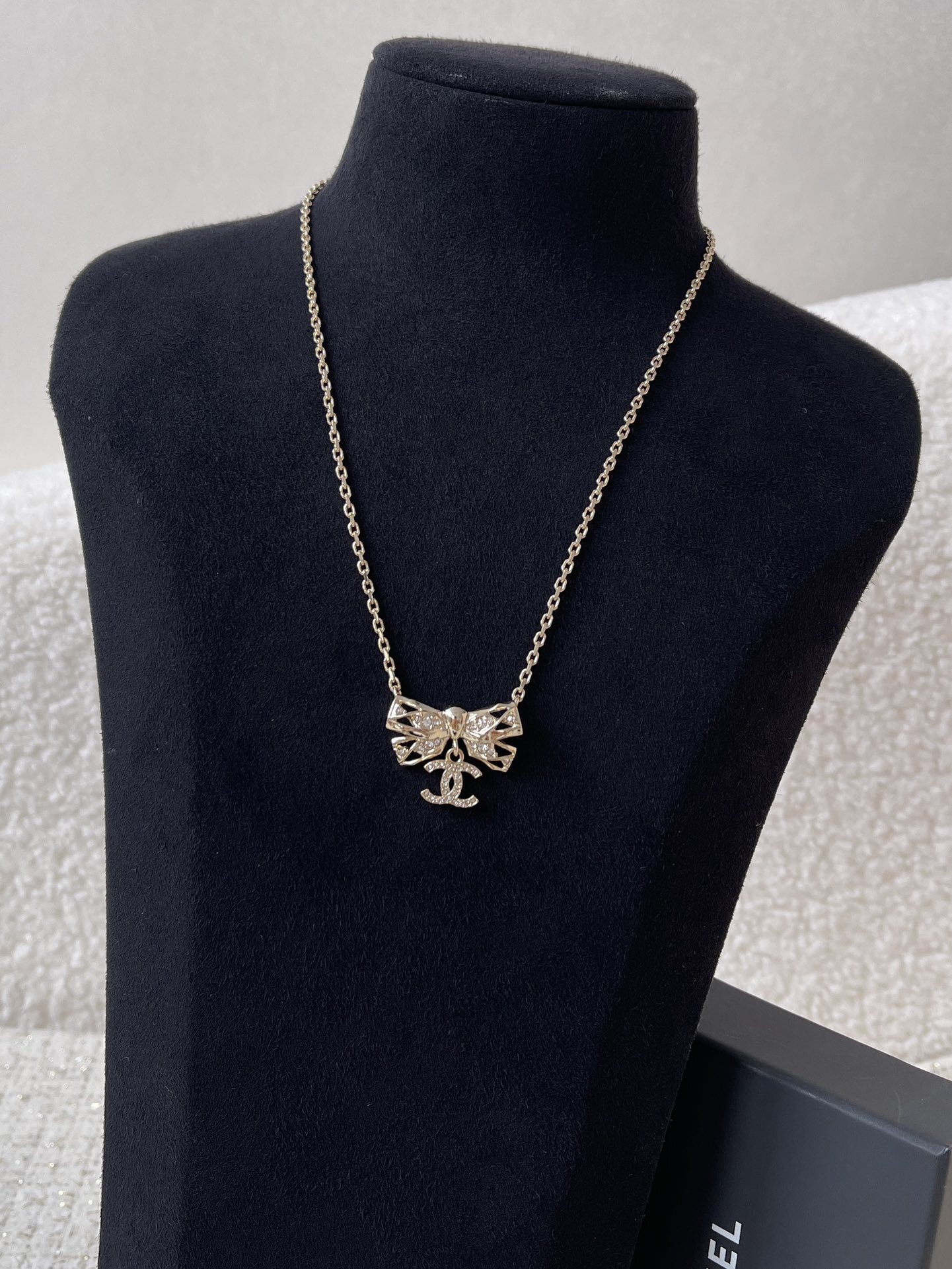 Luxury Gold Ribbon Bow Necklace with Crystal CC Logo Pendant