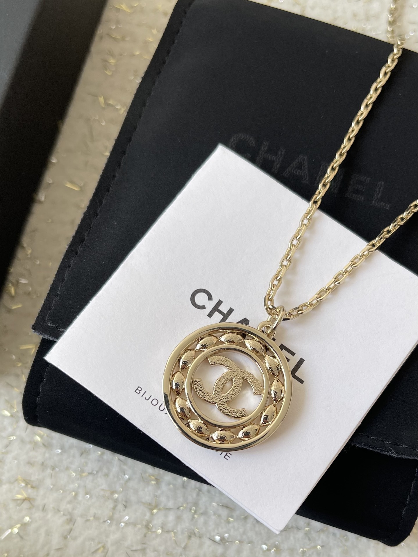 Luxury Chanel CC Logo Crystal Circle Pendant Necklace Gold