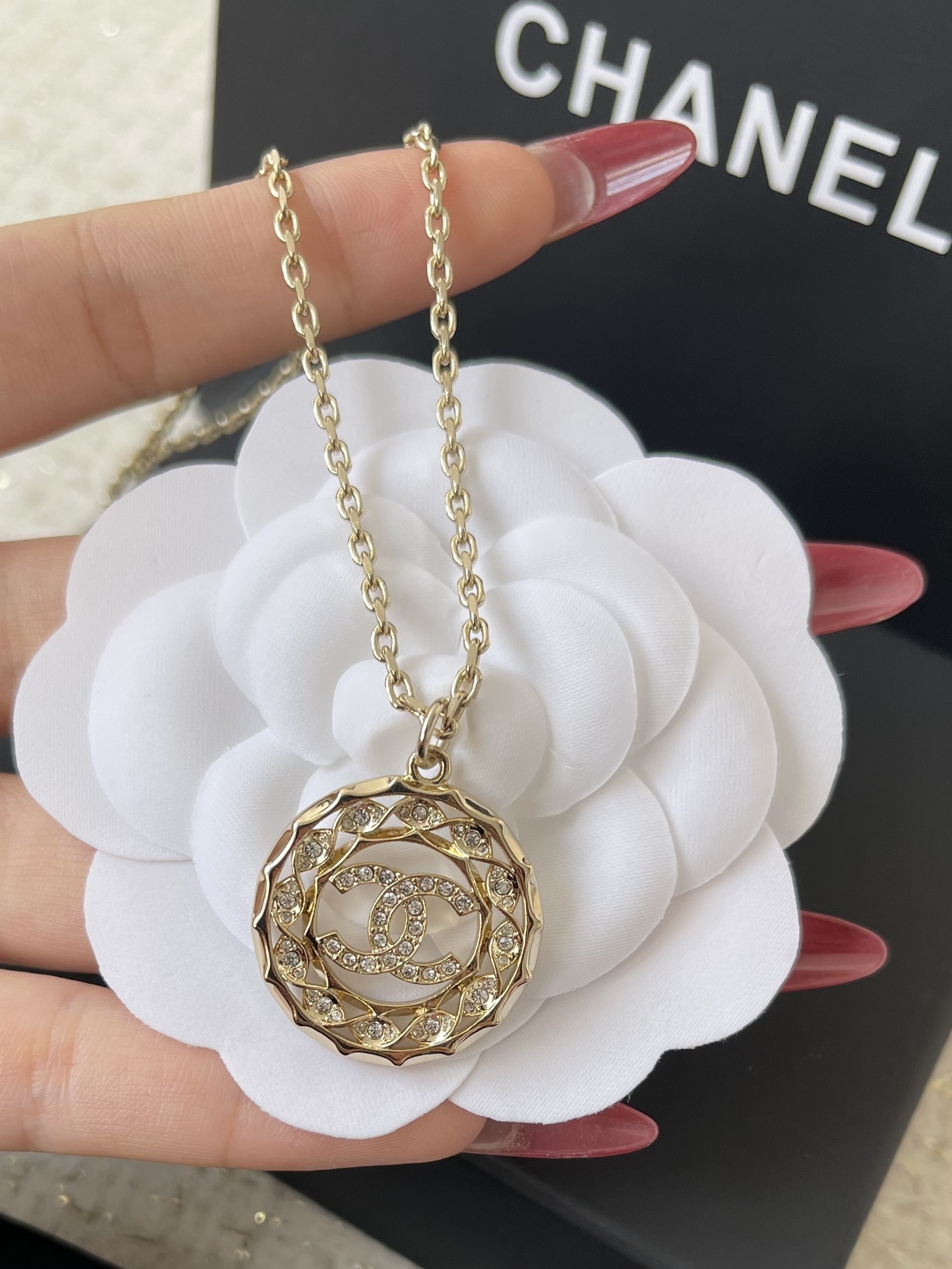 Luxury Chanel CC Logo Crystal Circle Pendant Necklace Gold