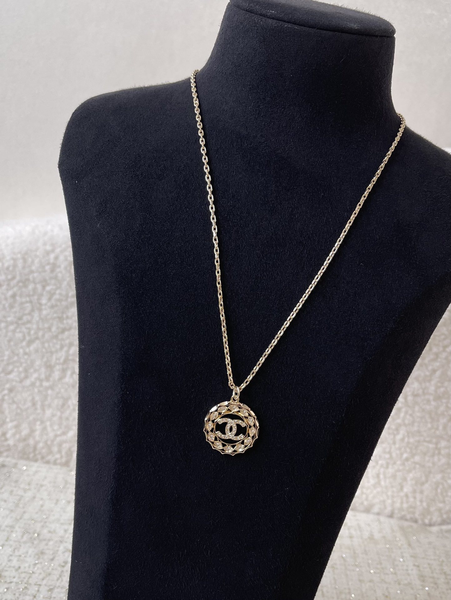Luxury Chanel CC Logo Crystal Circle Pendant Necklace Gold