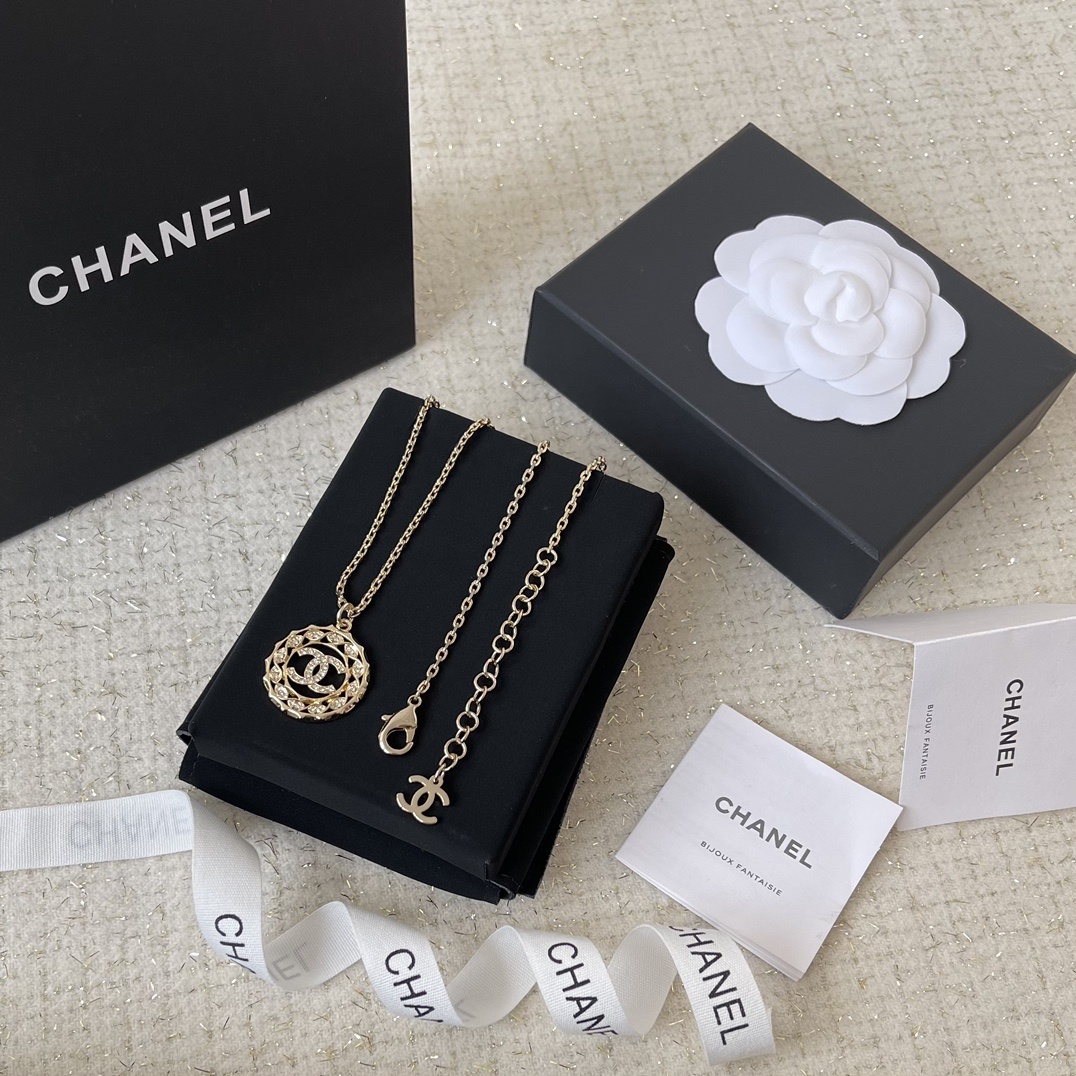 Luxury Chanel CC Logo Crystal Circle Pendant Necklace Gold