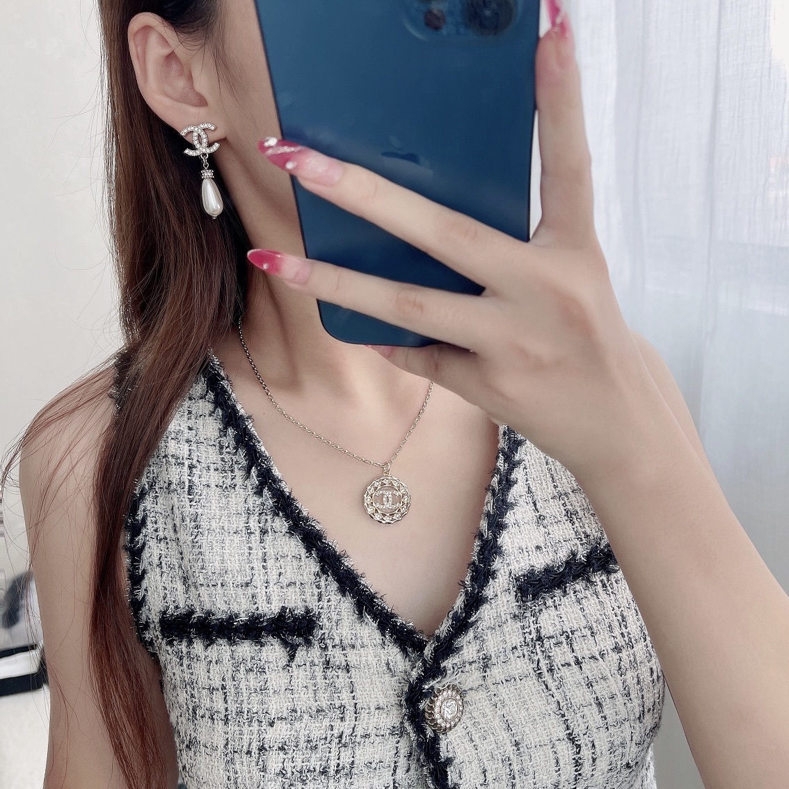 Luxury Chanel CC Logo Crystal Circle Pendant Necklace Gold