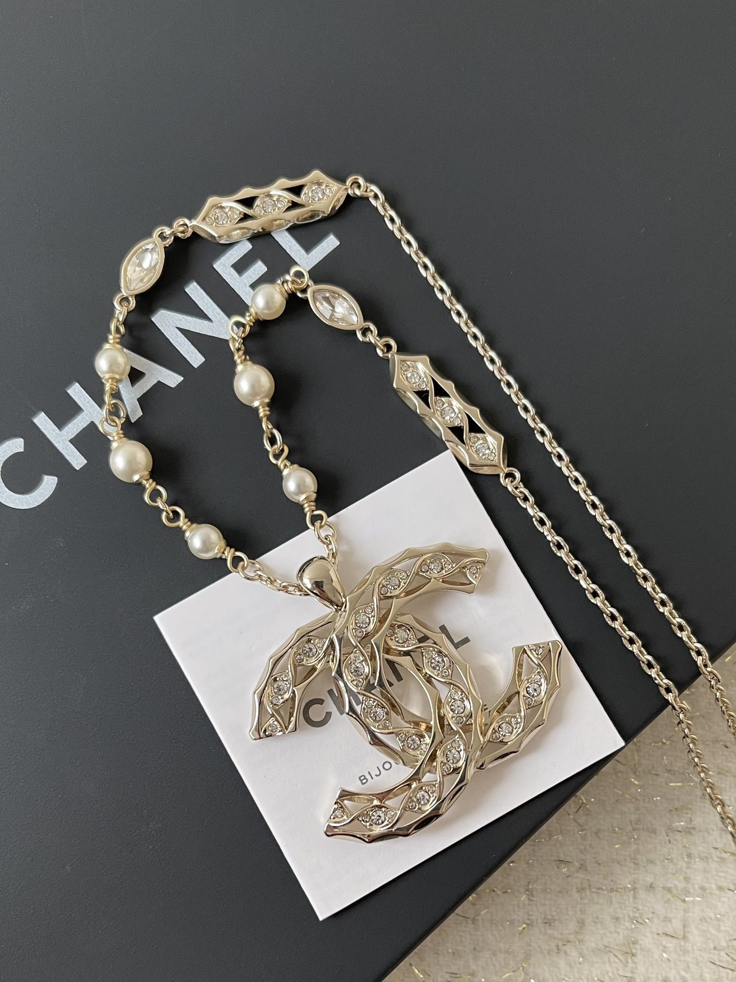 Luxury Chanel Crystal CC Pendant Long Necklace with Pearls