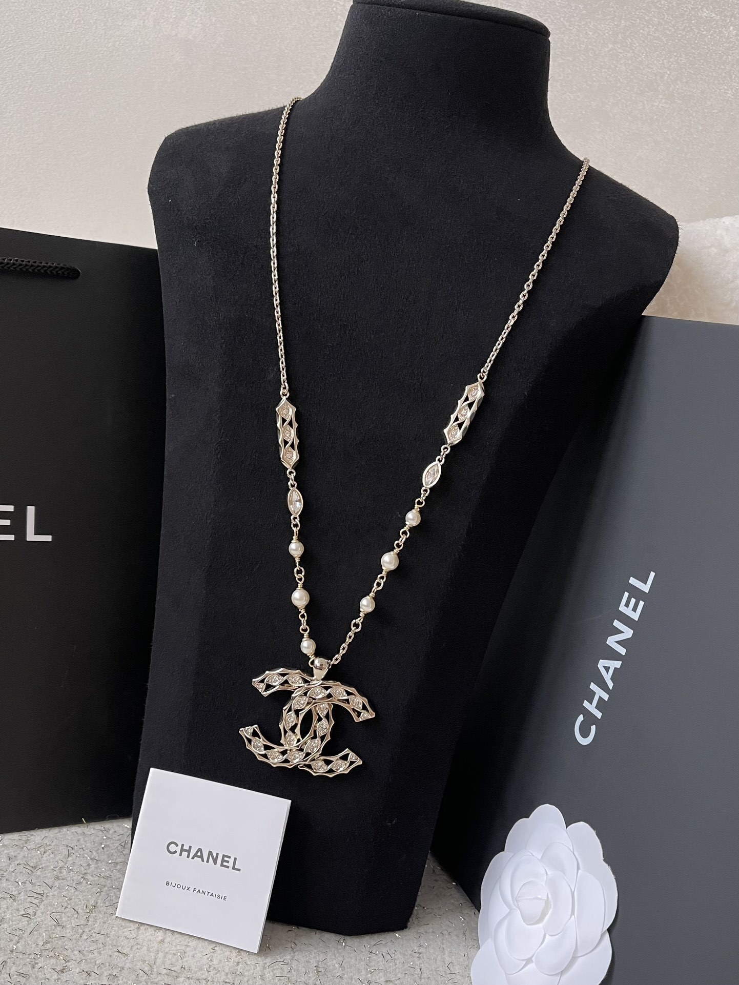 Luxury Chanel Crystal CC Pendant Long Necklace with Pearls