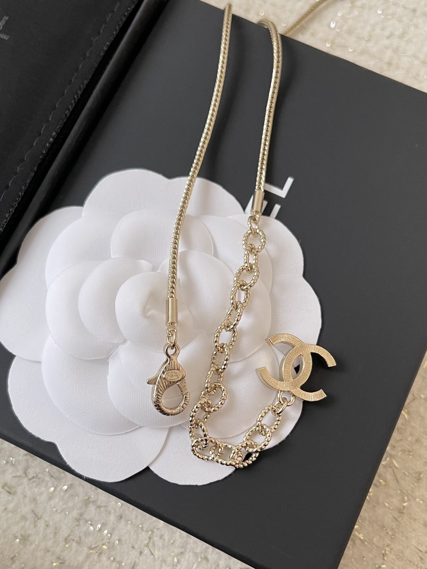 Luxury Bow Crystal Pendant Necklace with CC Logo for Women