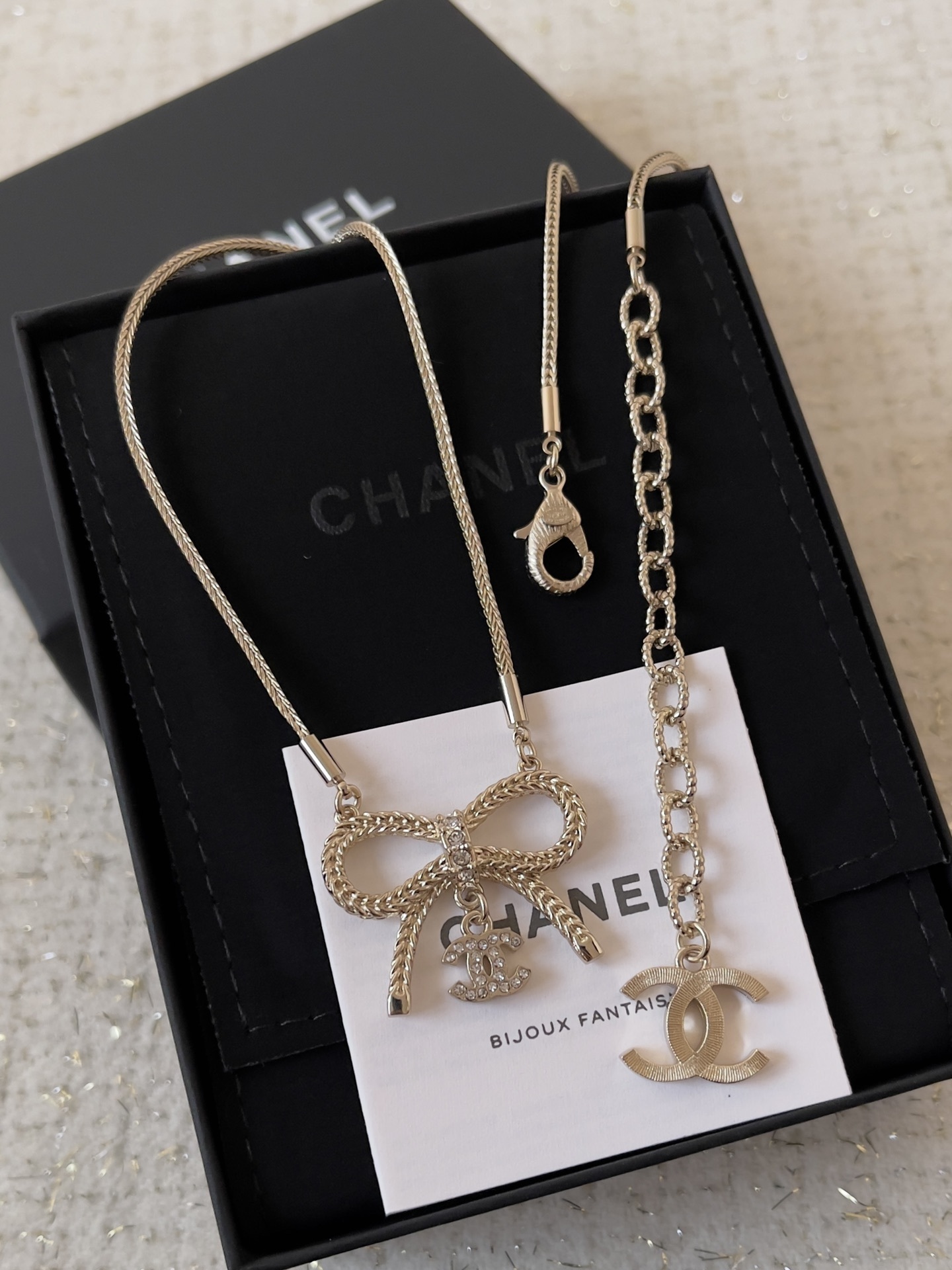 Luxury Bow Crystal Pendant Necklace with CC Logo for Women