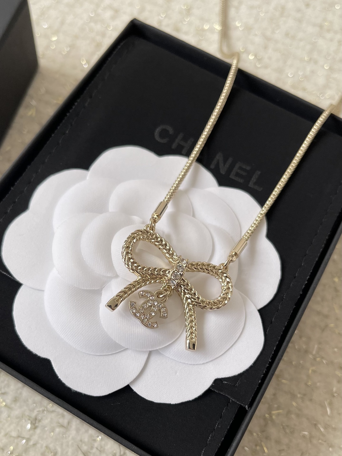 Luxury Bow Crystal Pendant Necklace with CC Logo for Women